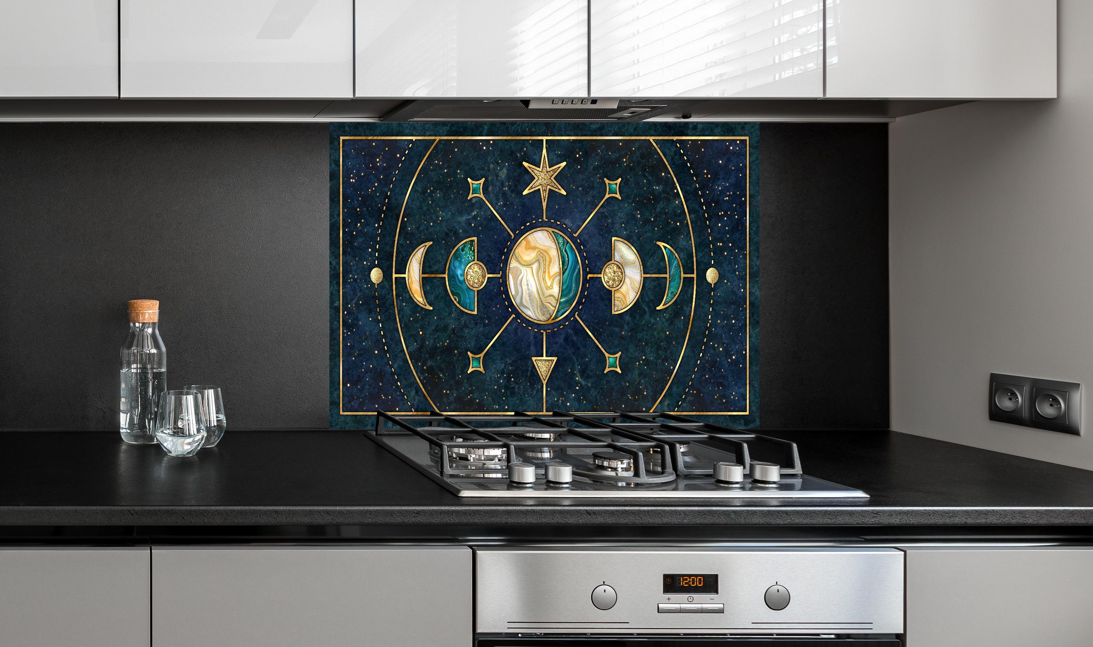 Spritzschutz - Sakrale Geometrie Goldene Himmelskörper hinter einem Cerankochfeld zwischen Holz-Kochutensilien
