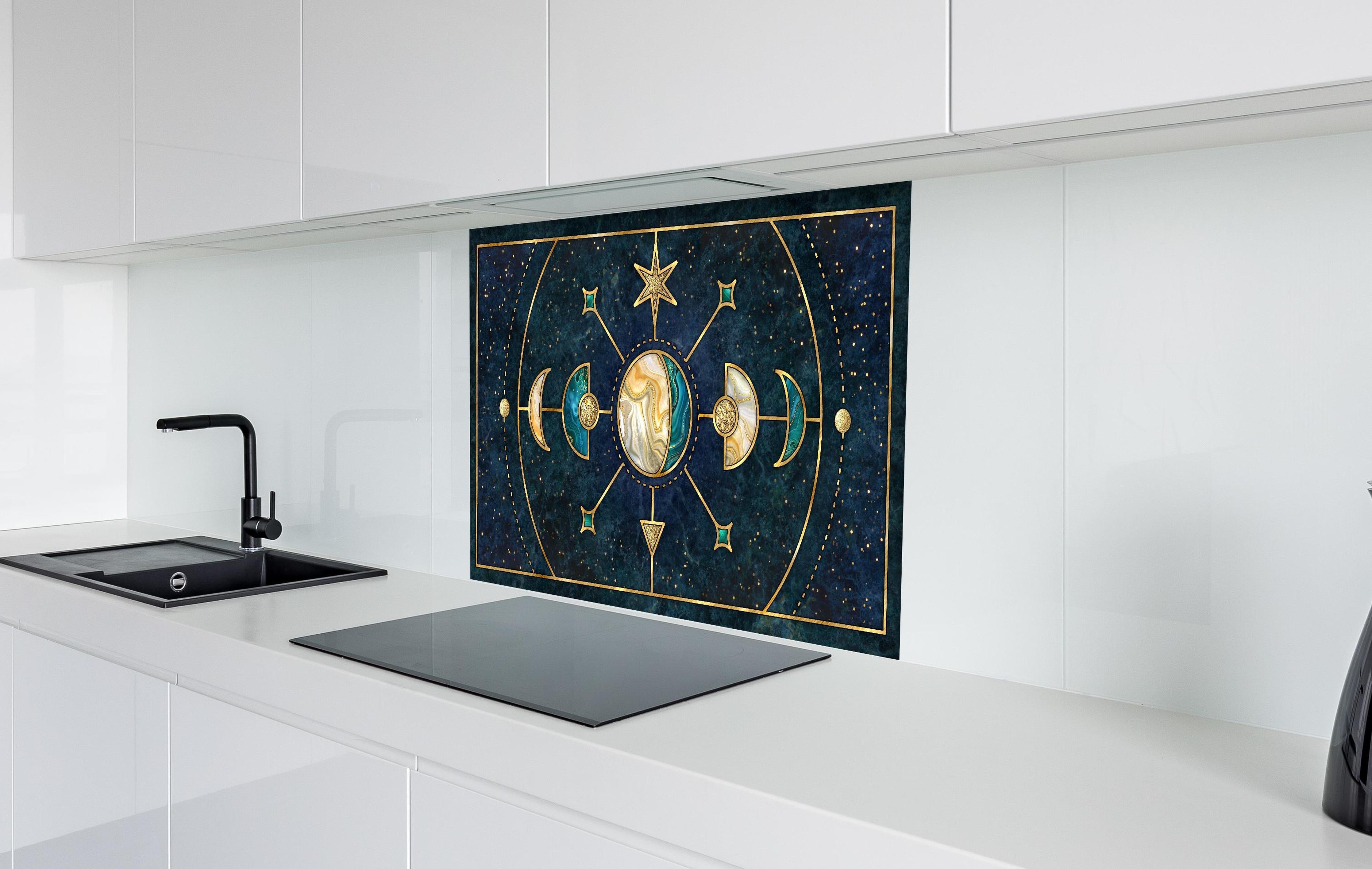 Spritzschutz - Sakrale Geometrie Goldene Himmelskörper hinter einem Cerankochfeld zwischen Holz-Kochutensilien
