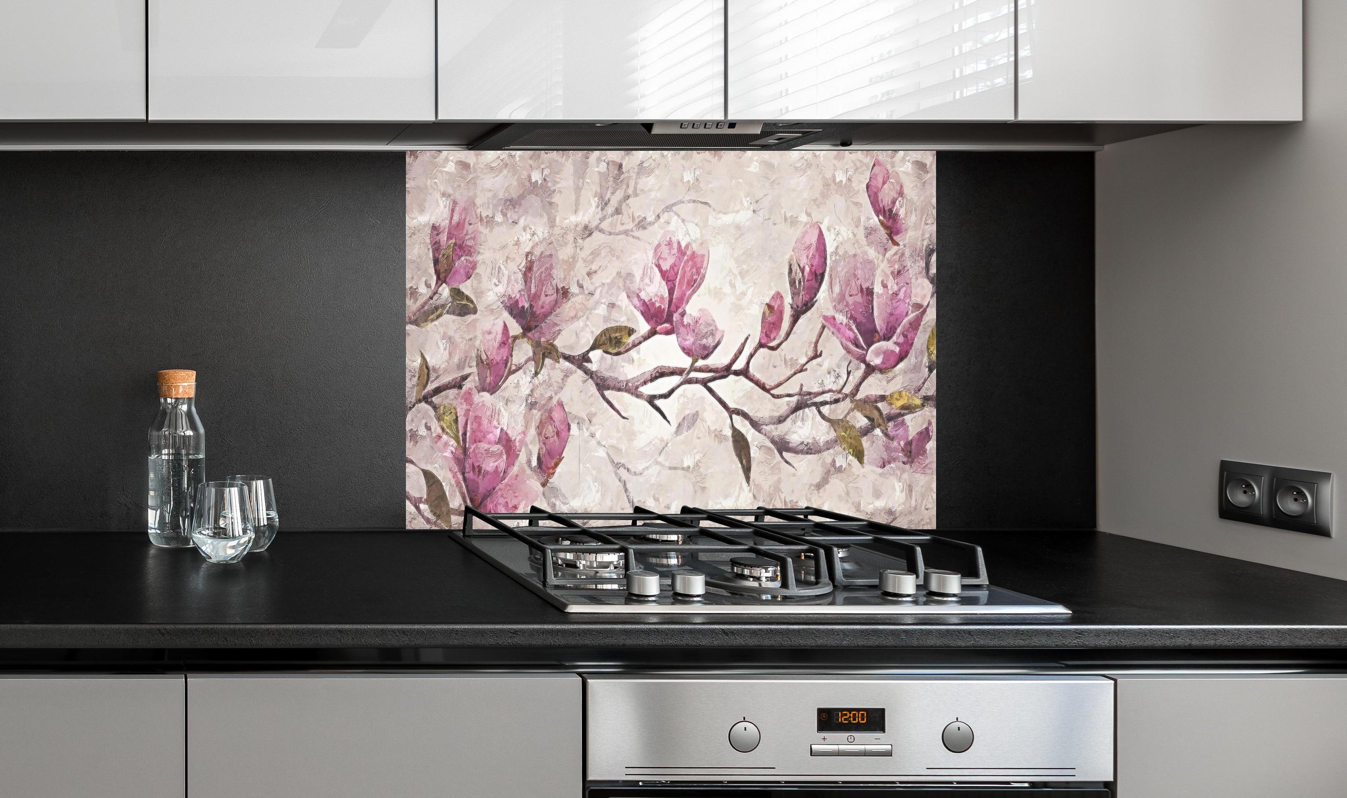 Spritzschutz - Sakura Baum - Gemälde hinter einem Cerankochfeld zwischen Holz-Kochutensilien
