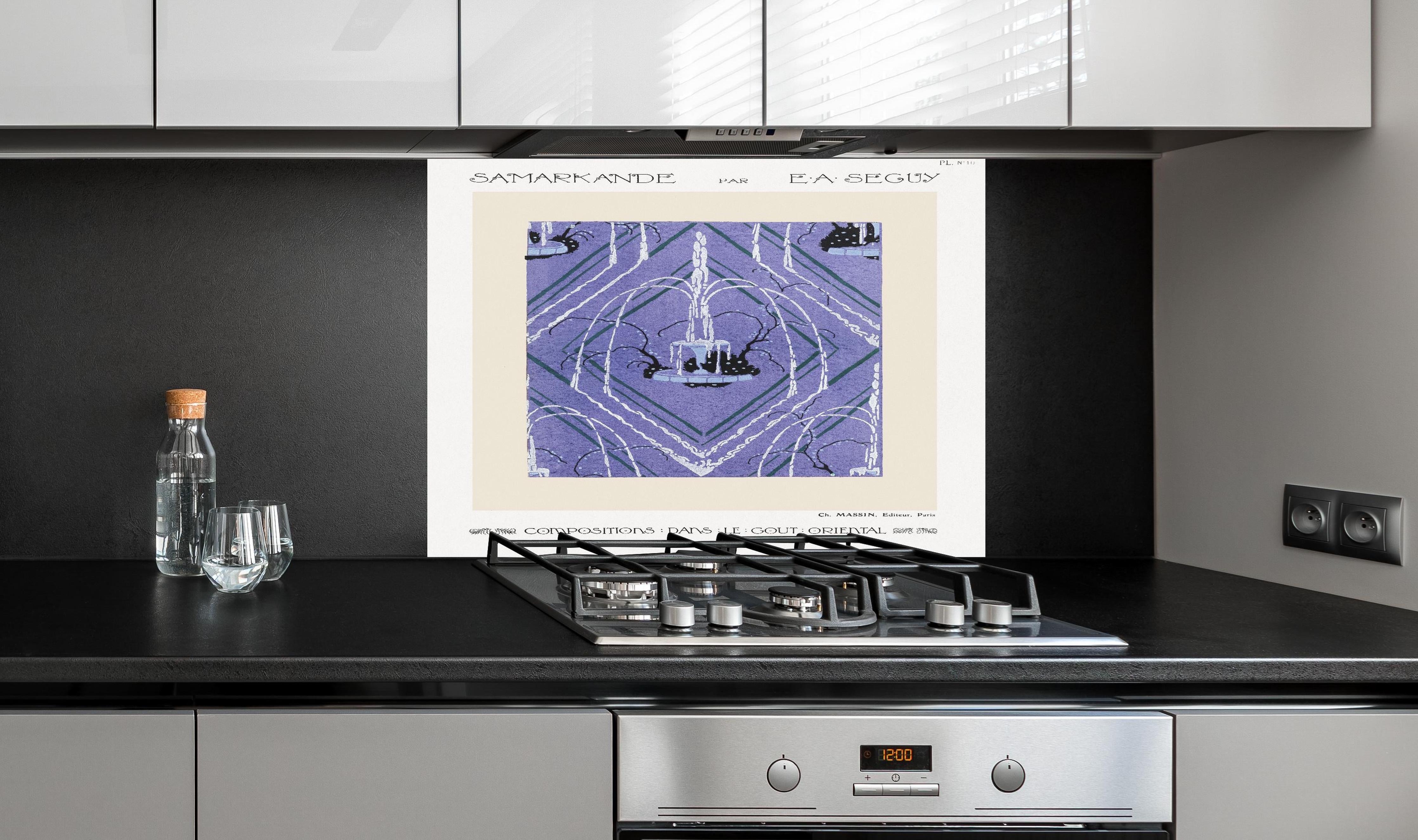 Spritzschutz - Samarkande 10 hinter einem Cerankochfeld zwischen Holz-Kochutensilien
