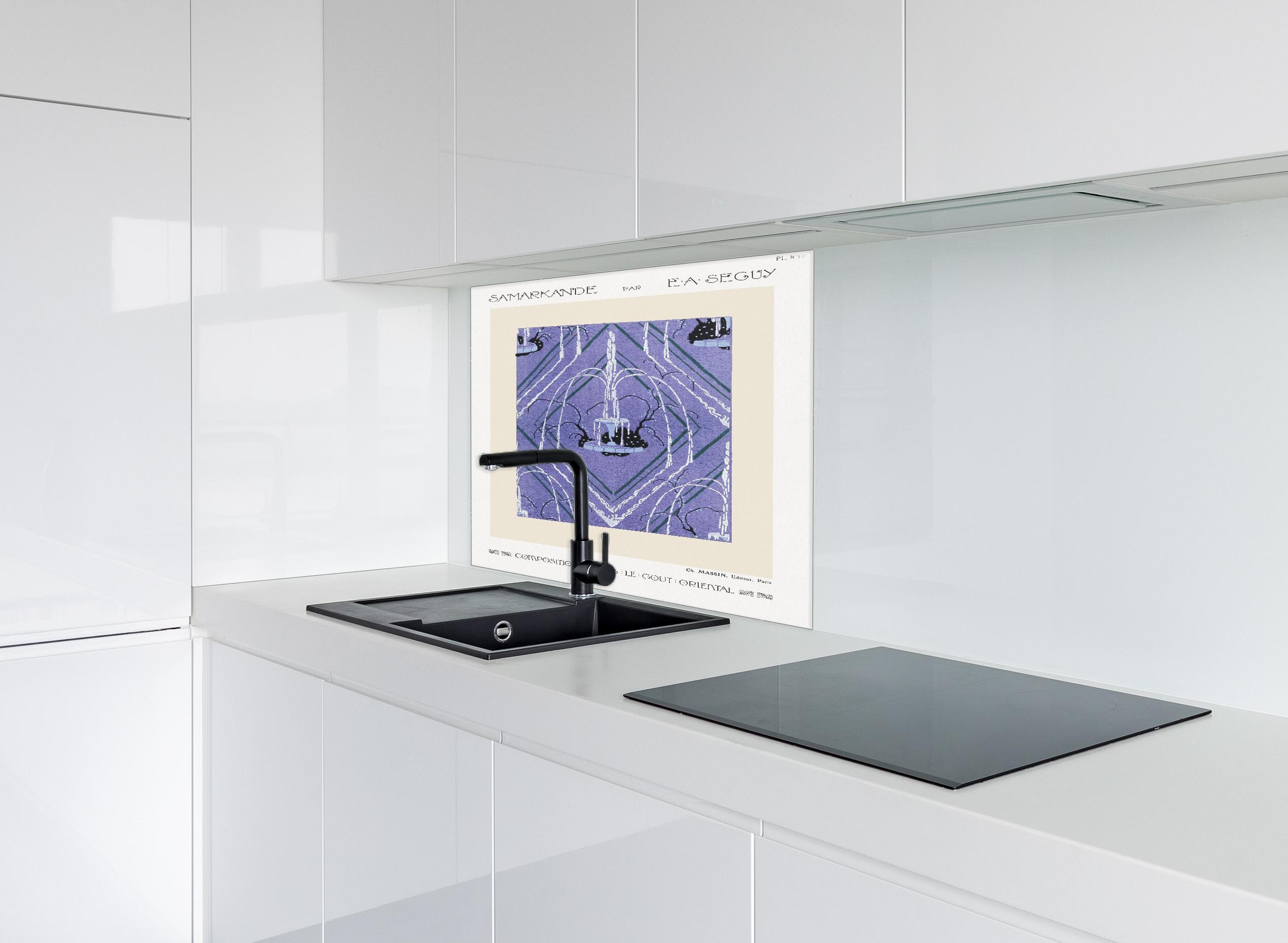 Spritzschutz - Samarkande 10 hinter einem Cerankochfeld zwischen Holz-Kochutensilien
