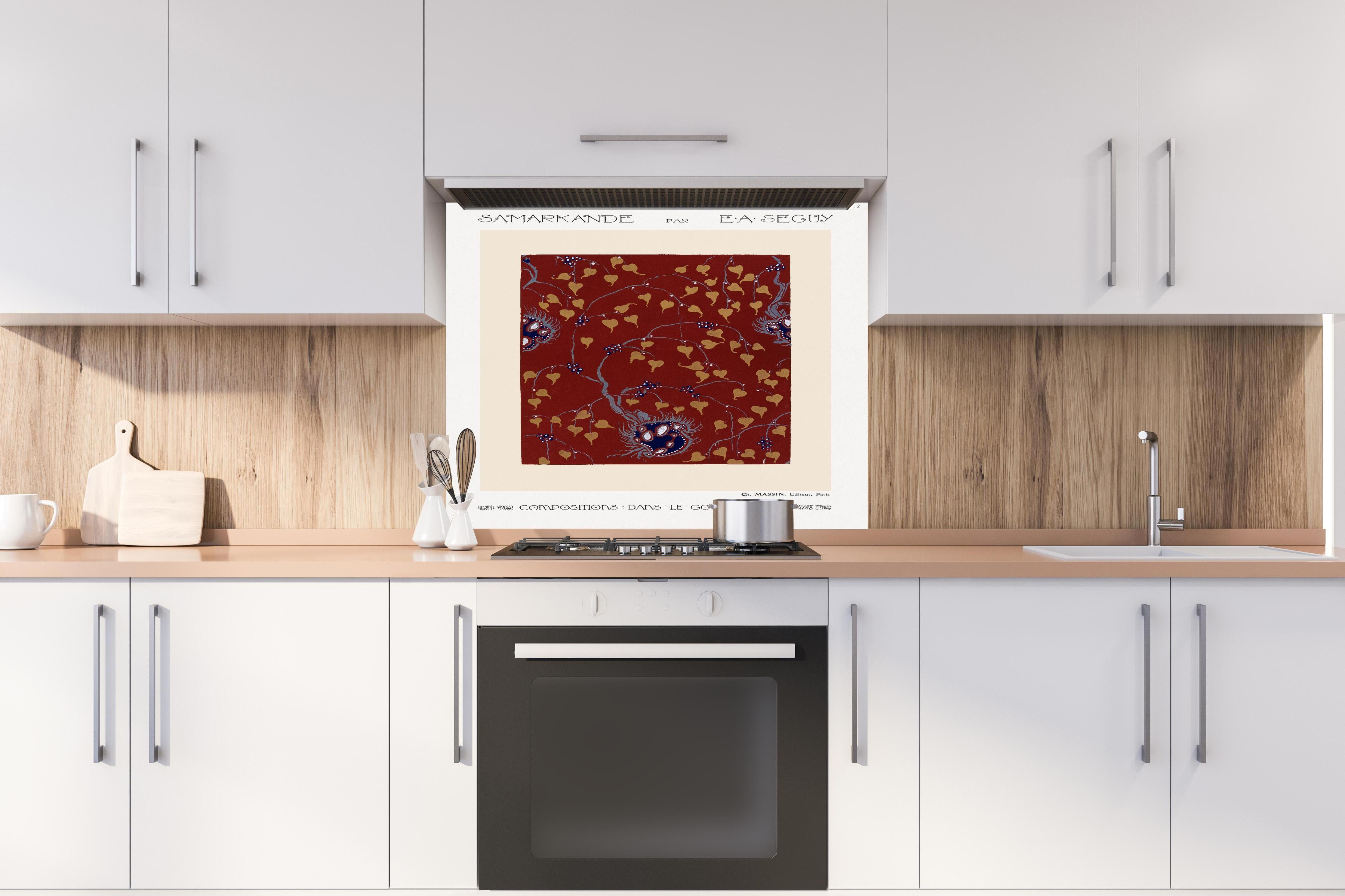 Spritzschutz - Samarkande 12 hinter einem Cerankochfeld zwischen Holz-Kochutensilien
