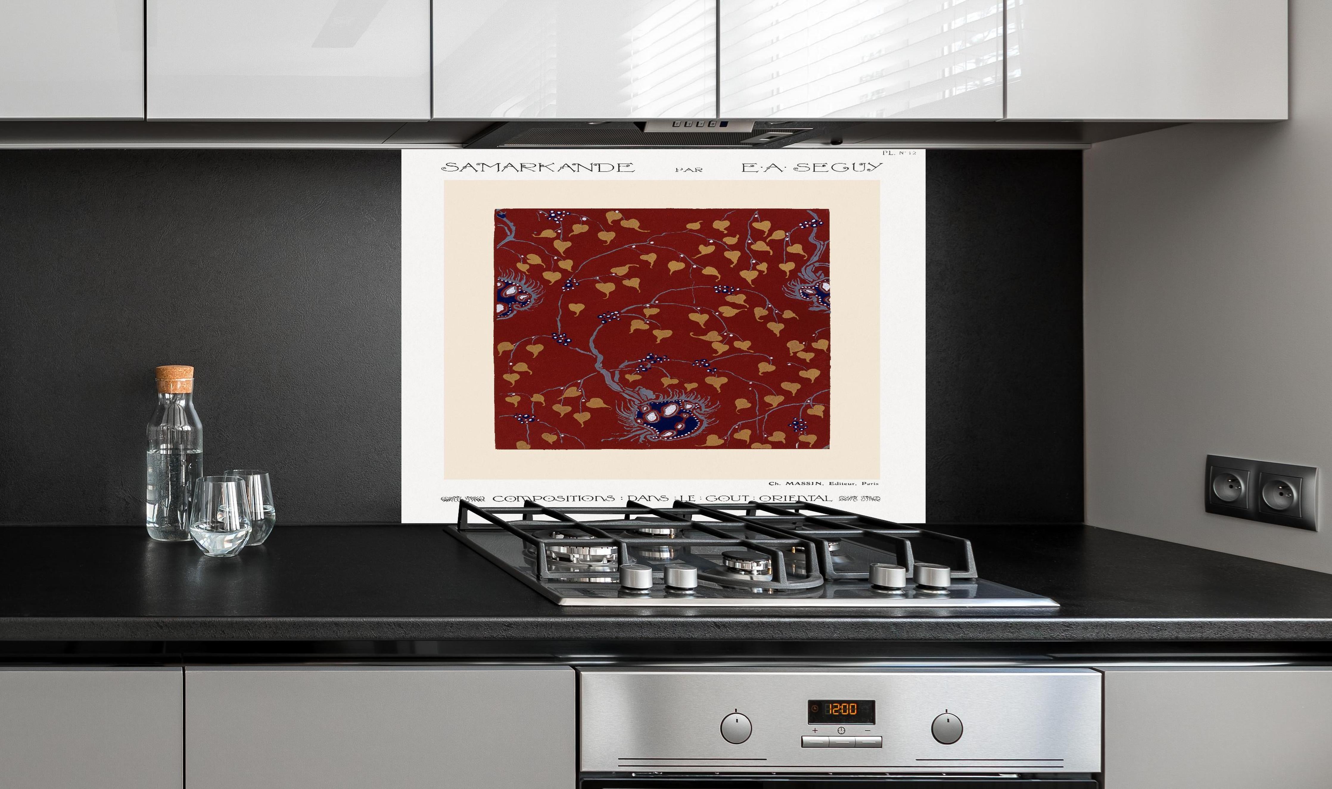 Spritzschutz - Samarkande 12 hinter einem Cerankochfeld zwischen Holz-Kochutensilien
