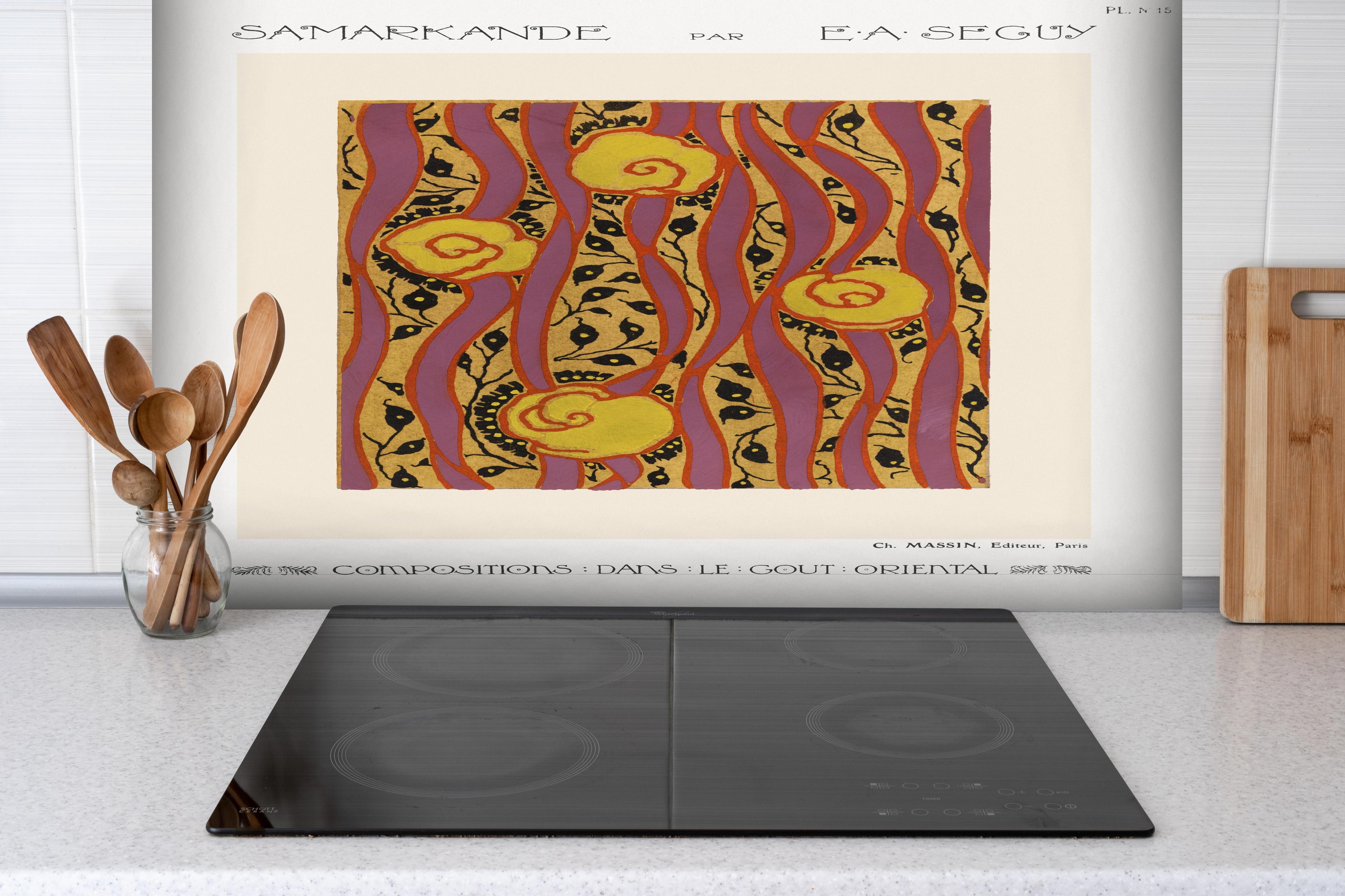 Spritzschutz - Samarkande 15 hinter einem Cerankochfeld zwischen Holz-Kochutensilien
