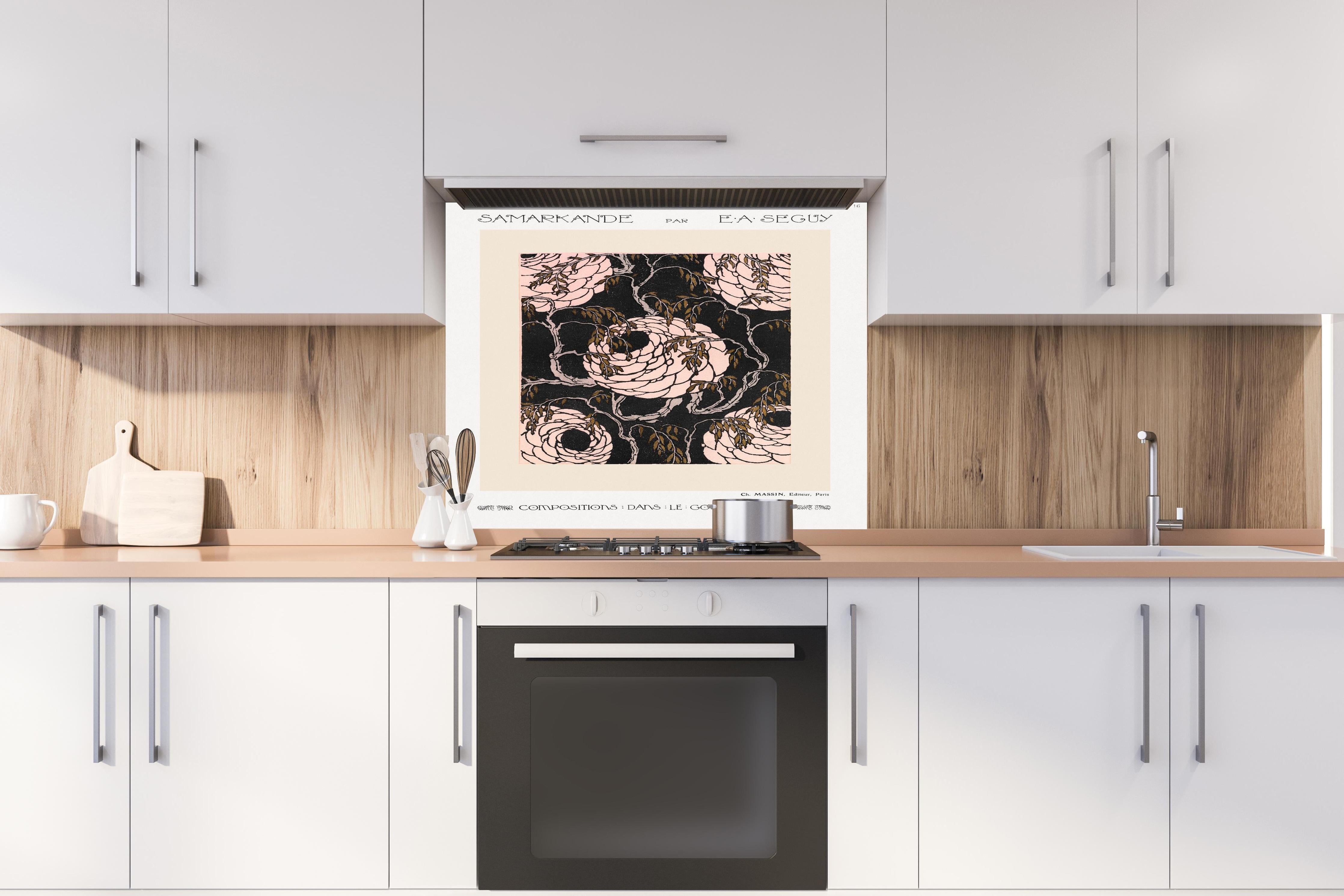 Spritzschutz - Samarkande 16 hinter einem Cerankochfeld zwischen Holz-Kochutensilien
