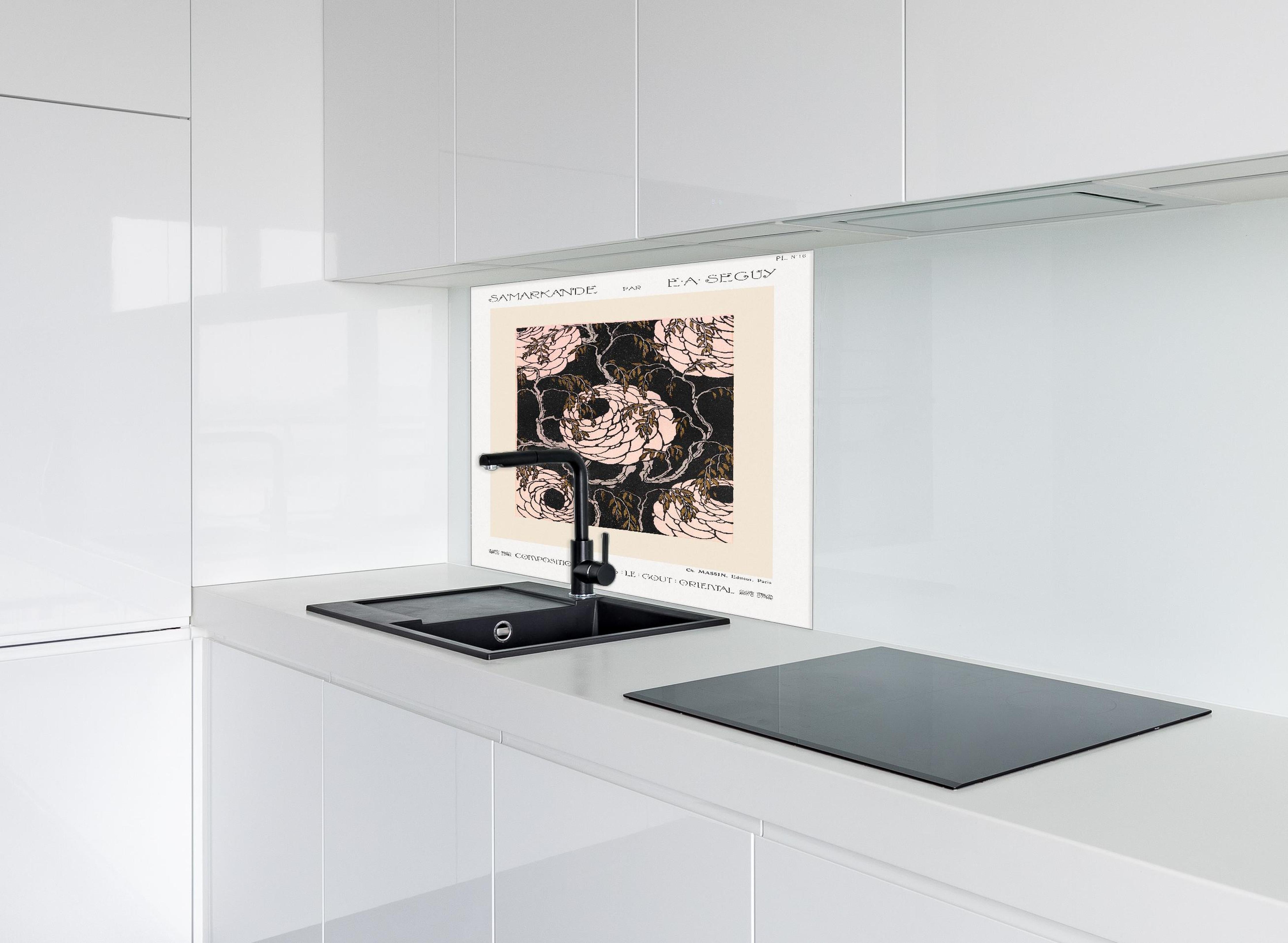 Spritzschutz - Samarkande 16 hinter einem Cerankochfeld zwischen Holz-Kochutensilien
