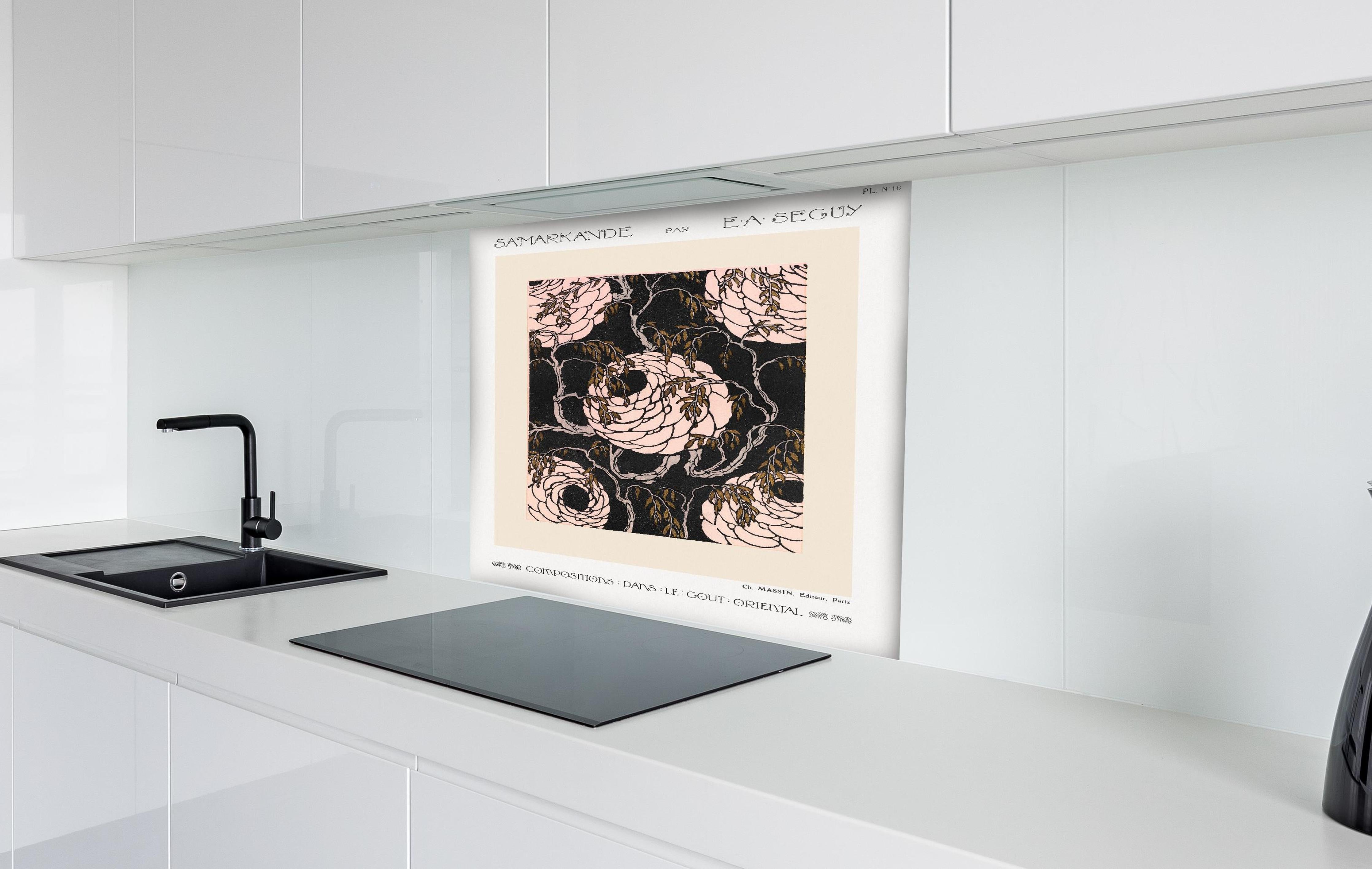 Spritzschutz - Samarkande 16 hinter einem Cerankochfeld zwischen Holz-Kochutensilien
