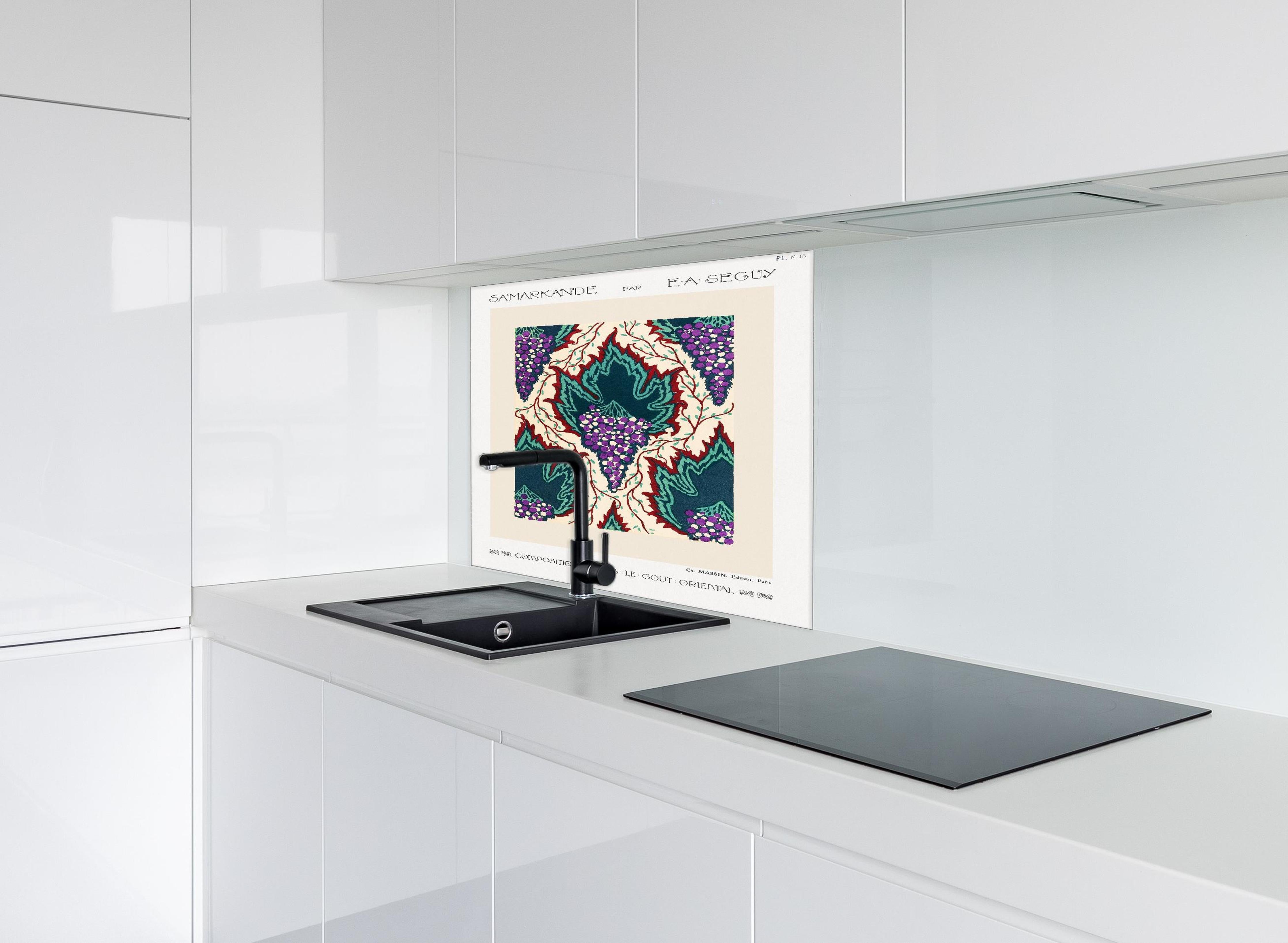 Spritzschutz - Samarkande 18 hinter einem Cerankochfeld zwischen Holz-Kochutensilien
