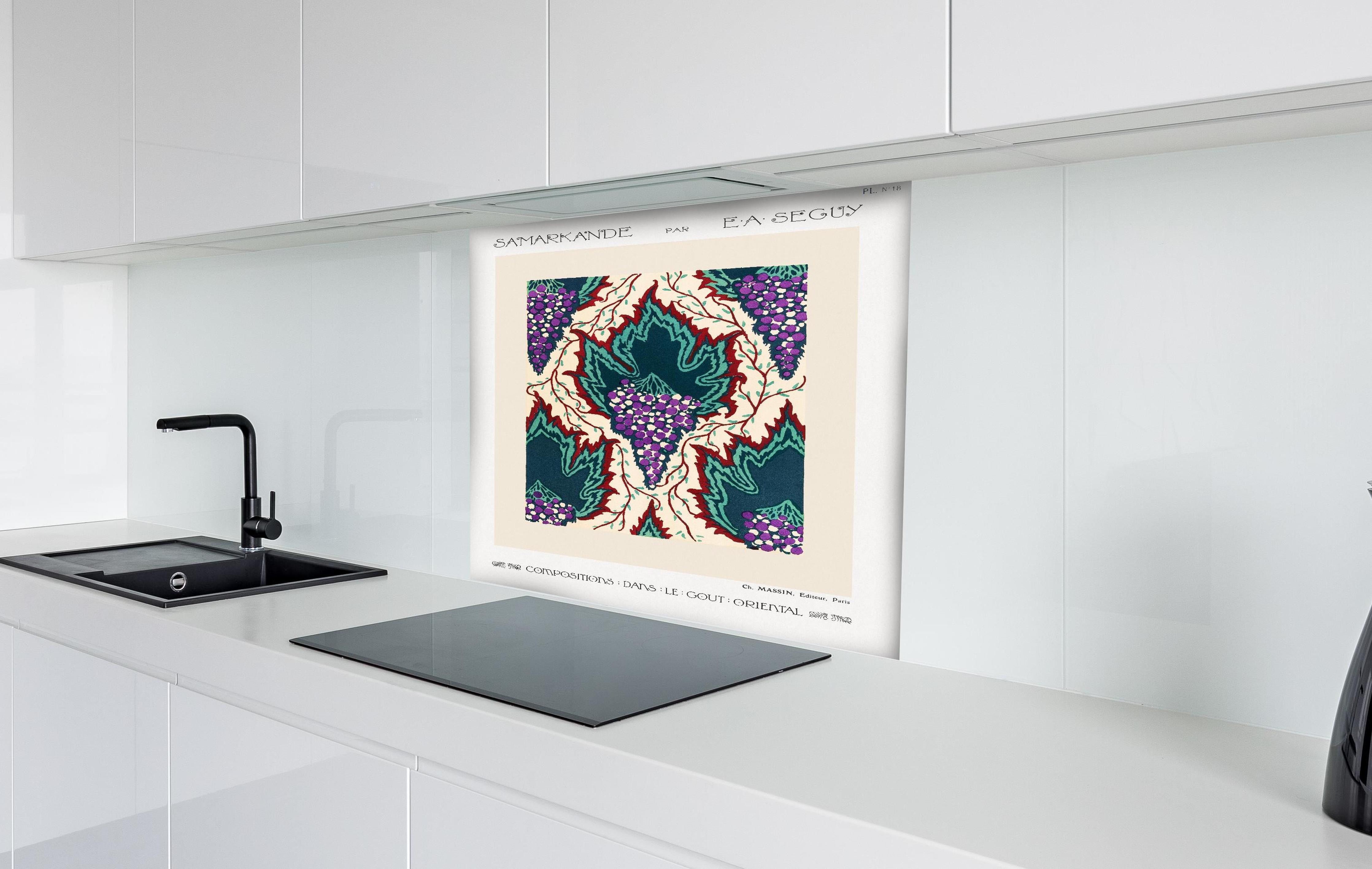 Spritzschutz - Samarkande 18 hinter einem Cerankochfeld zwischen Holz-Kochutensilien
