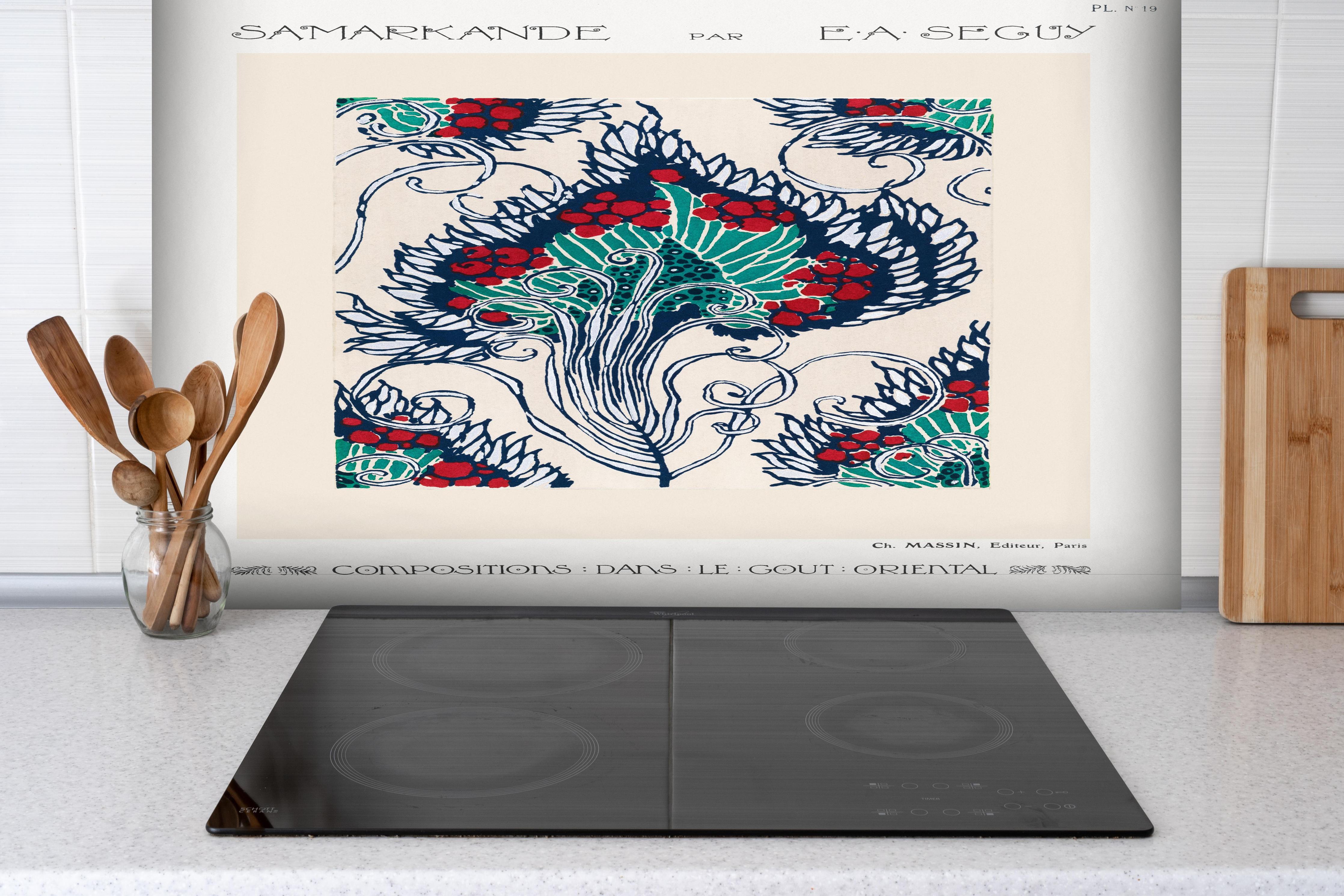 Spritzschutz - Samarkande 19 hinter einem Cerankochfeld zwischen Holz-Kochutensilien
