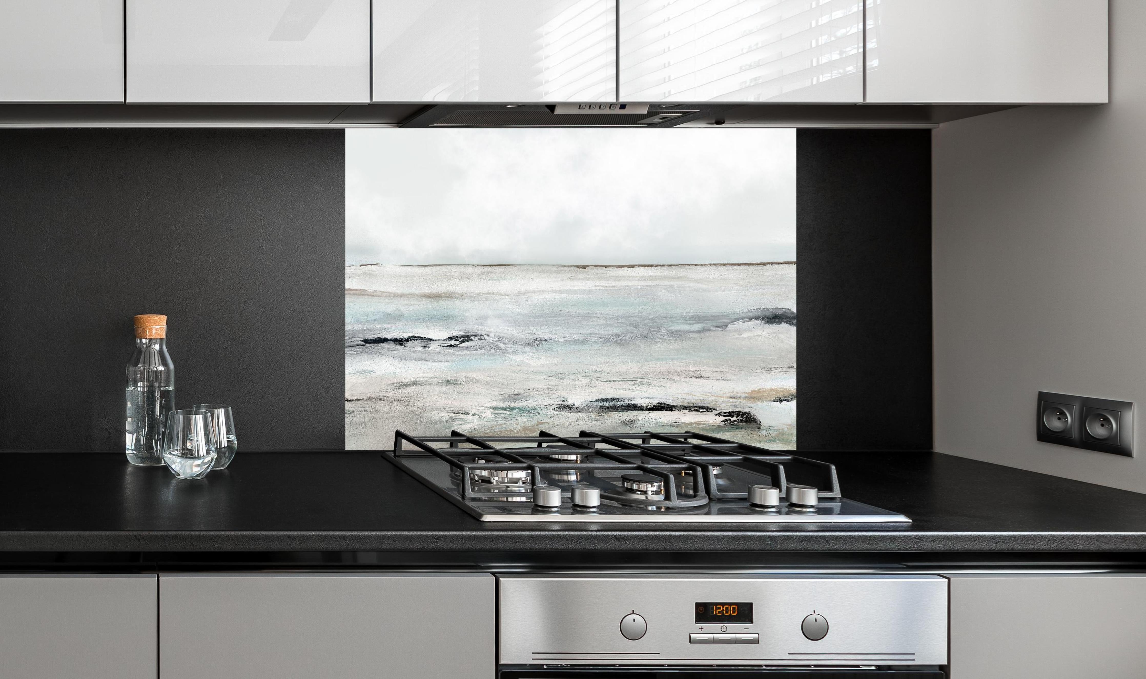 Spritzschutz - Sandige Landschaft - Gemälde hinter einem Cerankochfeld zwischen Holz-Kochutensilien
