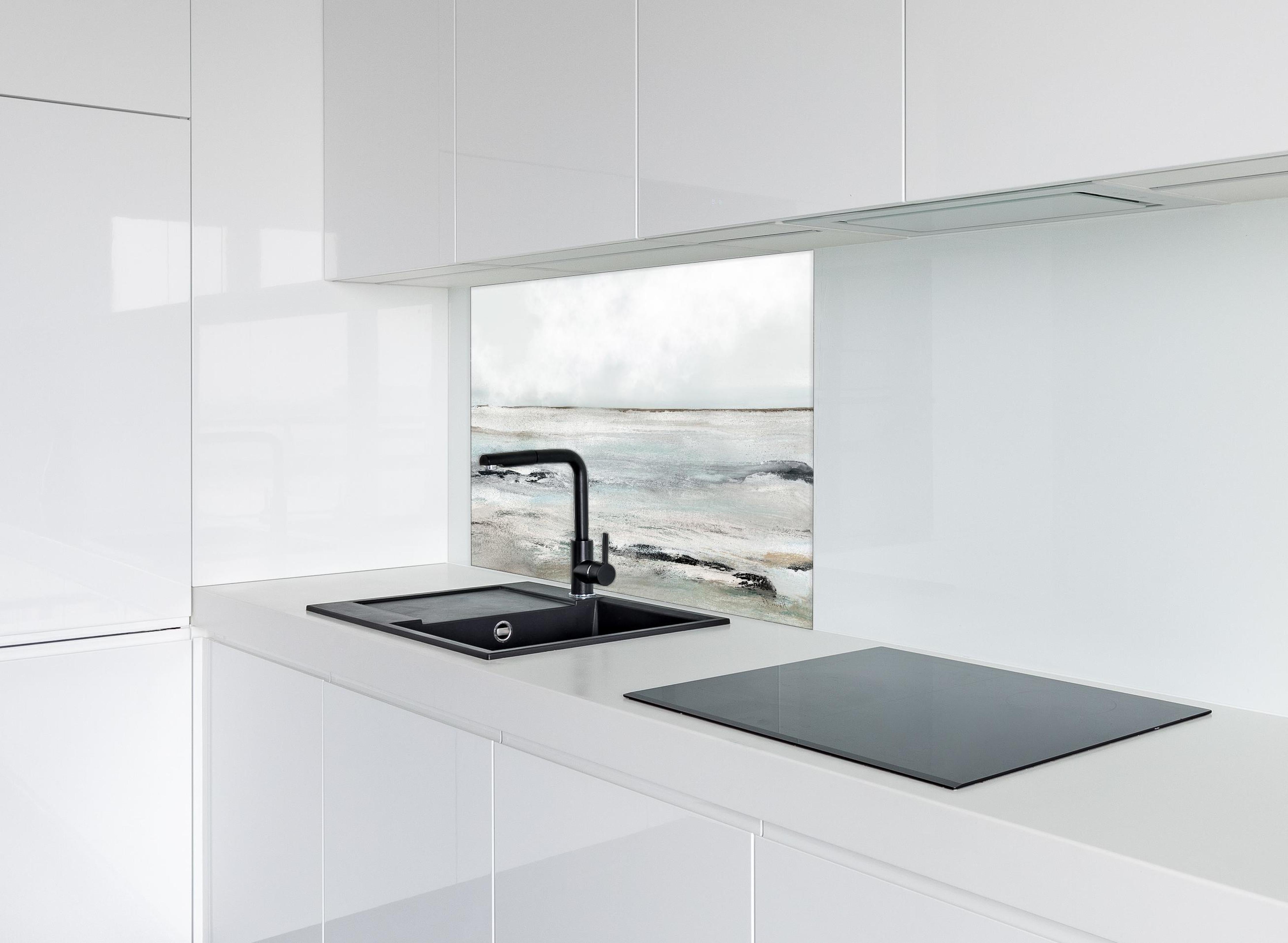 Spritzschutz - Sandige Landschaft - Gemälde hinter einem Cerankochfeld zwischen Holz-Kochutensilien
