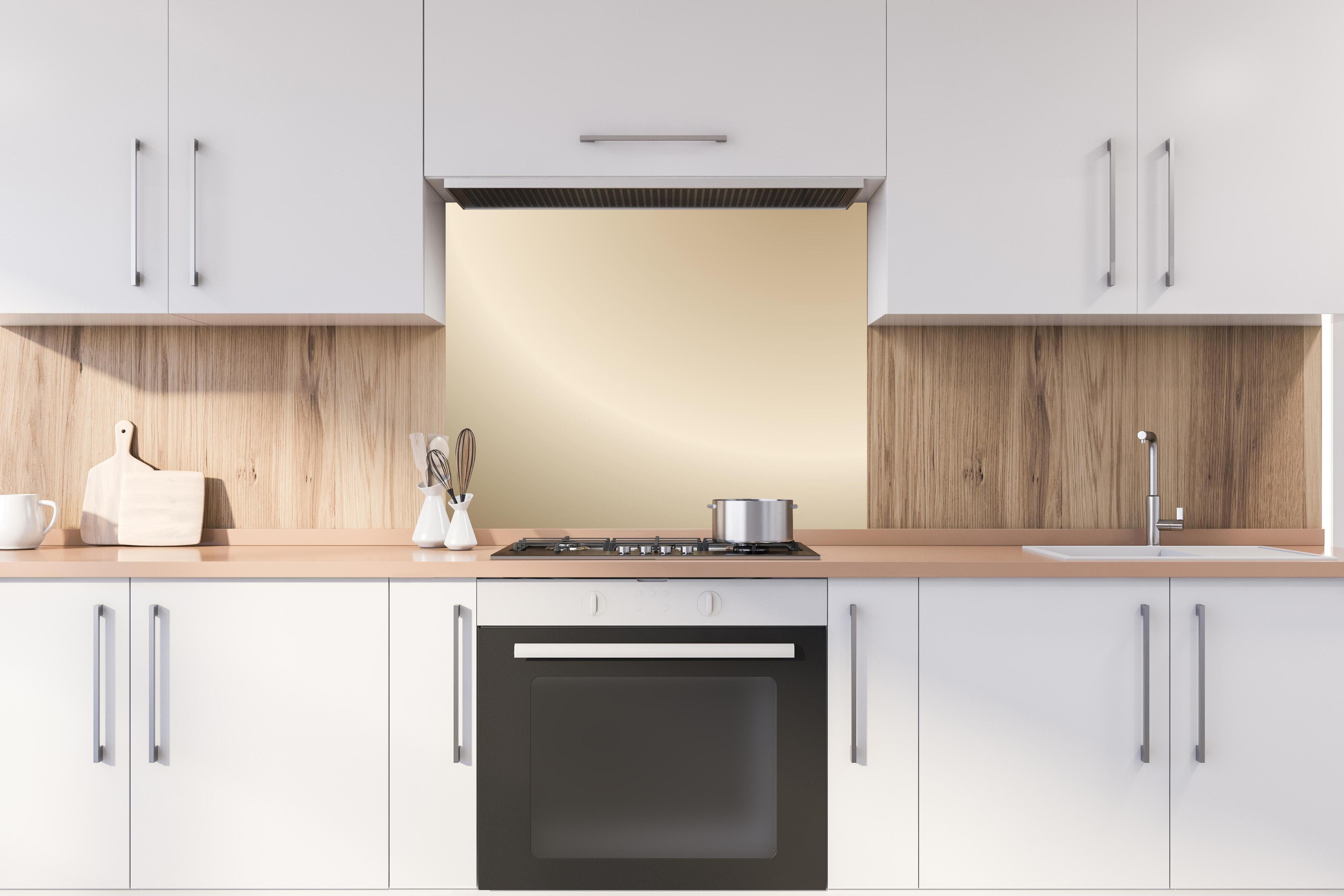 Spritzschutz - Sanfter Beige-Creme Farbverlauf Hintergrund hinter einem Cerankochfeld zwischen Holz-Kochutensilien
