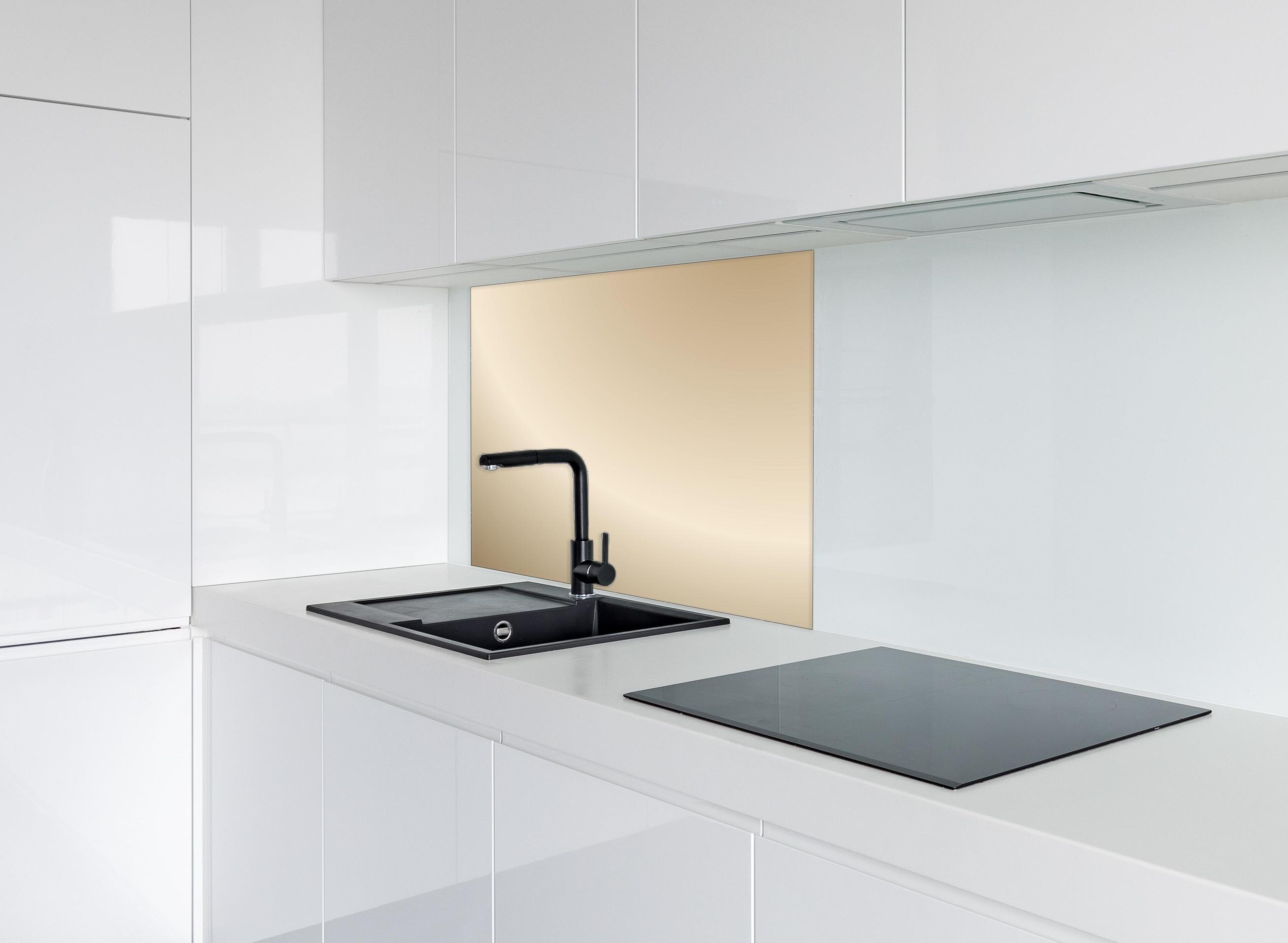 Spritzschutz - Sanfter Beige-Creme Farbverlauf Hintergrund hinter einem Cerankochfeld zwischen Holz-Kochutensilien
