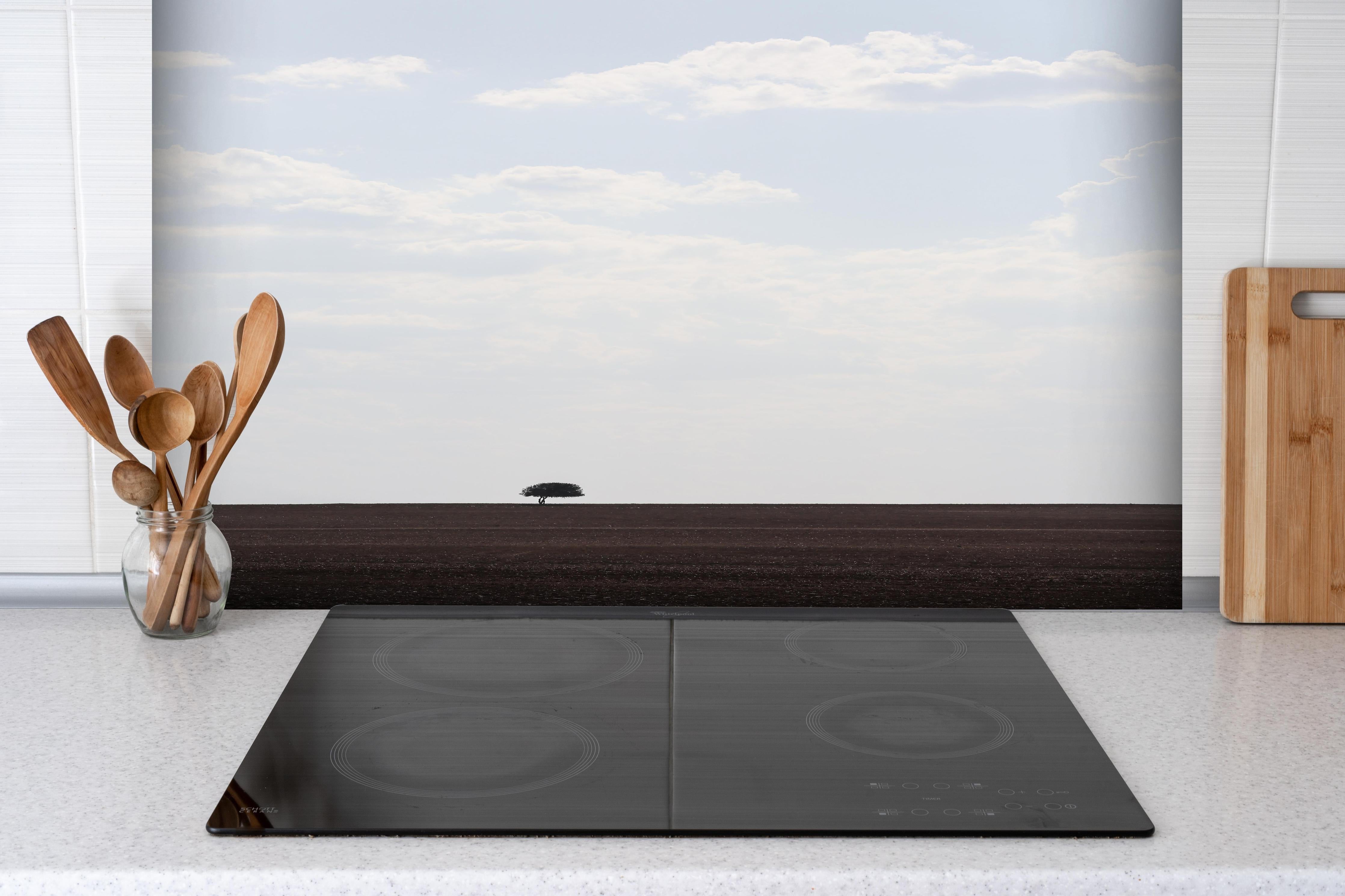 Spritzschutz - Savannen-Landschaft mit einsamem Baum hinter einem Cerankochfeld zwischen Holz-Kochutensilien
