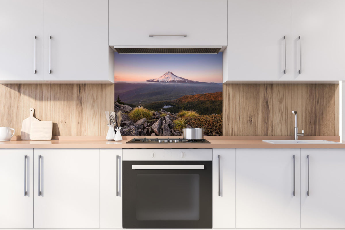 Spritzschutz - Schneebedeckter Mount Hood im Abendlicht hinter einem Cerankochfeld zwischen Holz-Kochutensilien
