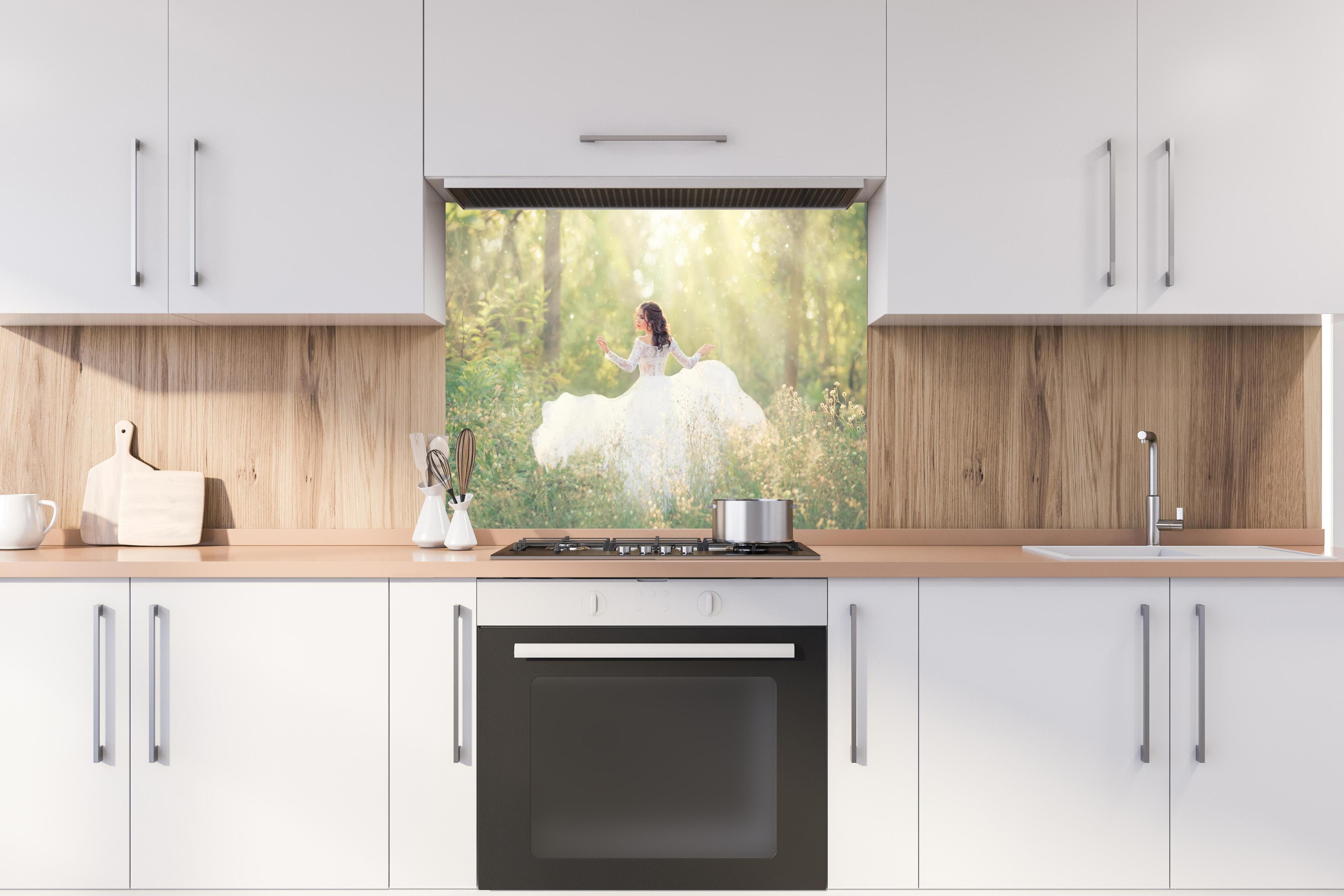 Spritzschutz - Schöne Braut im Wald hinter einem Cerankochfeld zwischen Holz-Kochutensilien
