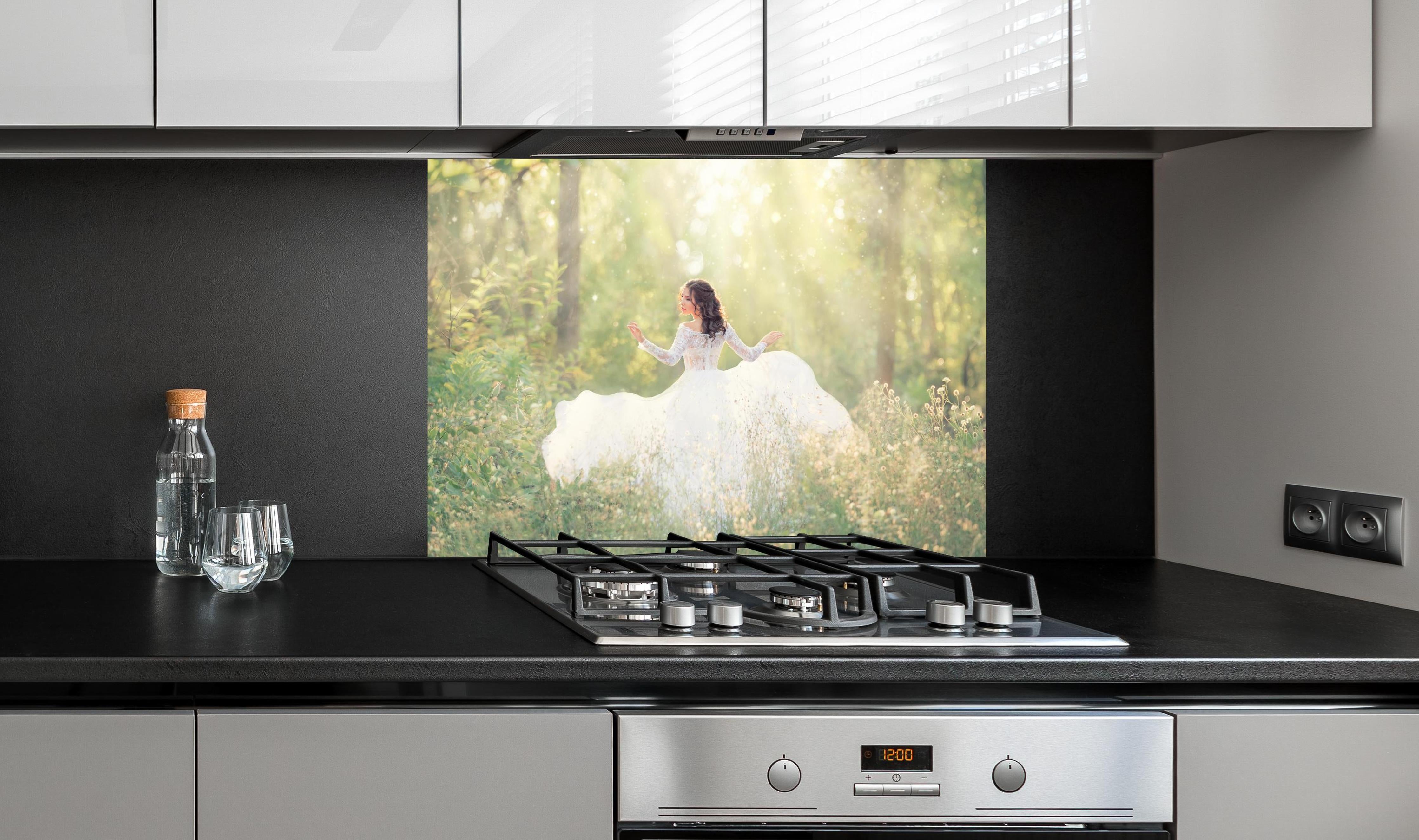 Spritzschutz - Schöne Braut im Wald hinter einem Cerankochfeld zwischen Holz-Kochutensilien
