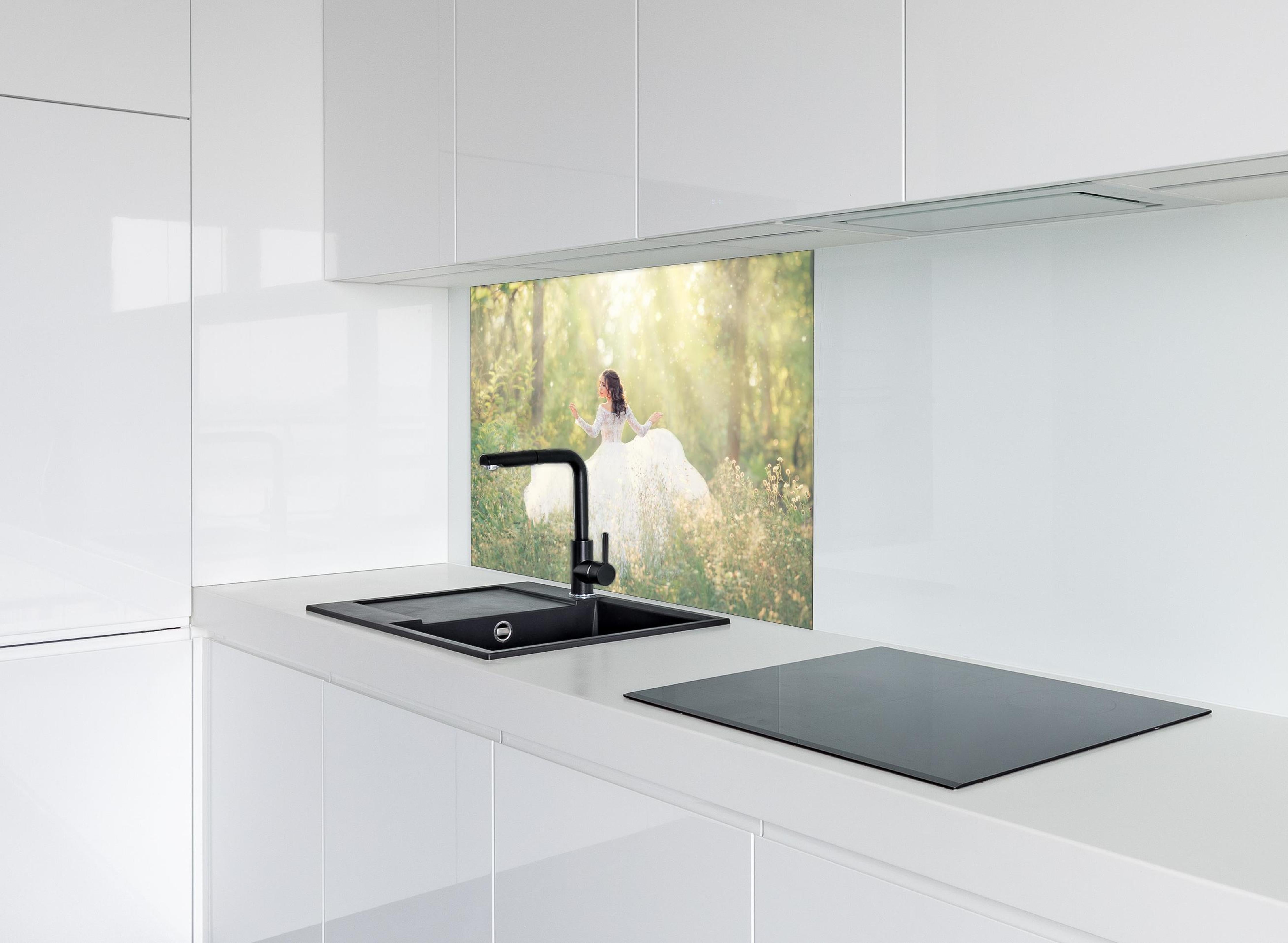 Spritzschutz - Schöne Braut im Wald hinter einem Cerankochfeld zwischen Holz-Kochutensilien
