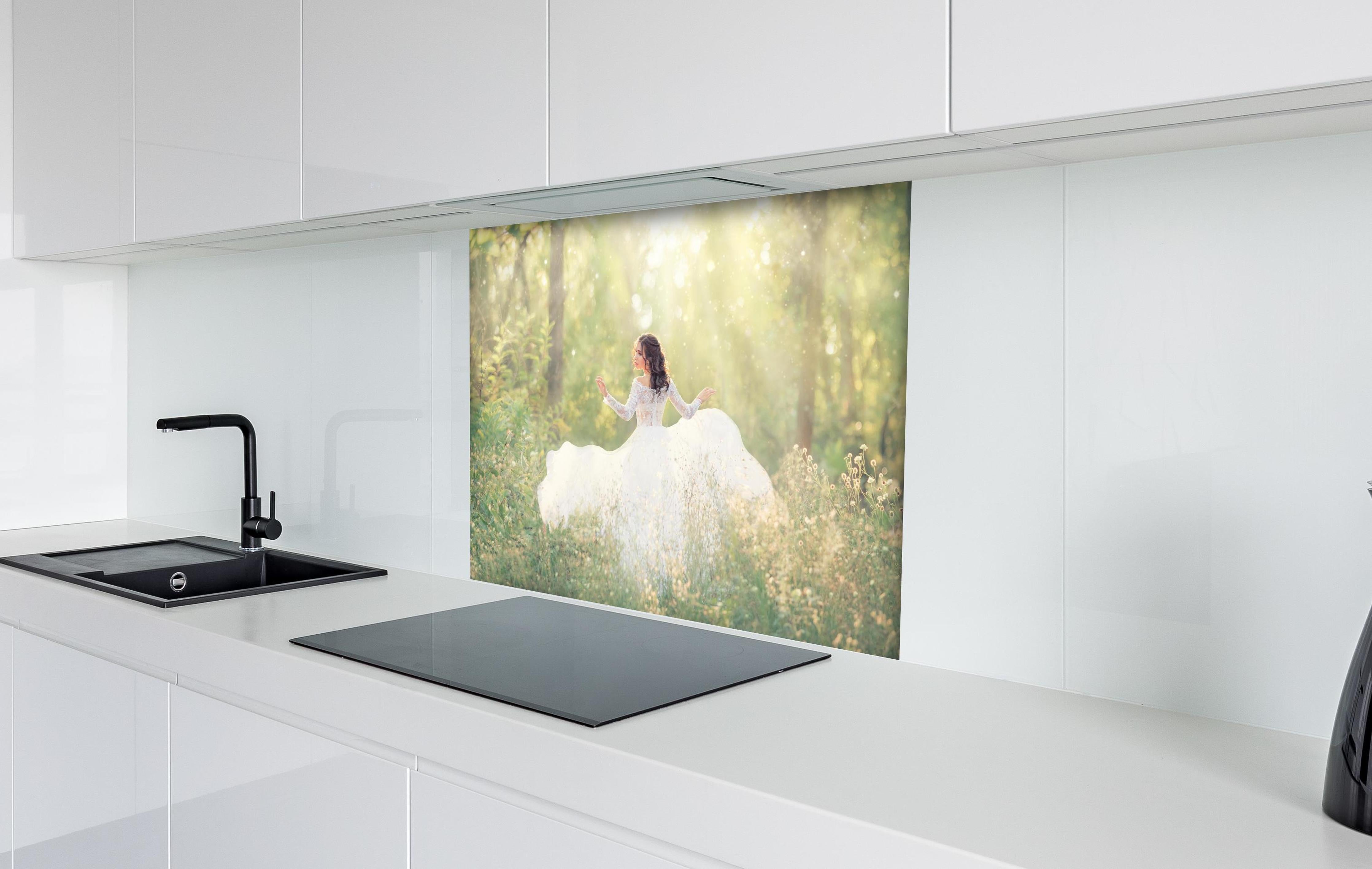 Spritzschutz - Schöne Braut im Wald hinter einem Cerankochfeld zwischen Holz-Kochutensilien
