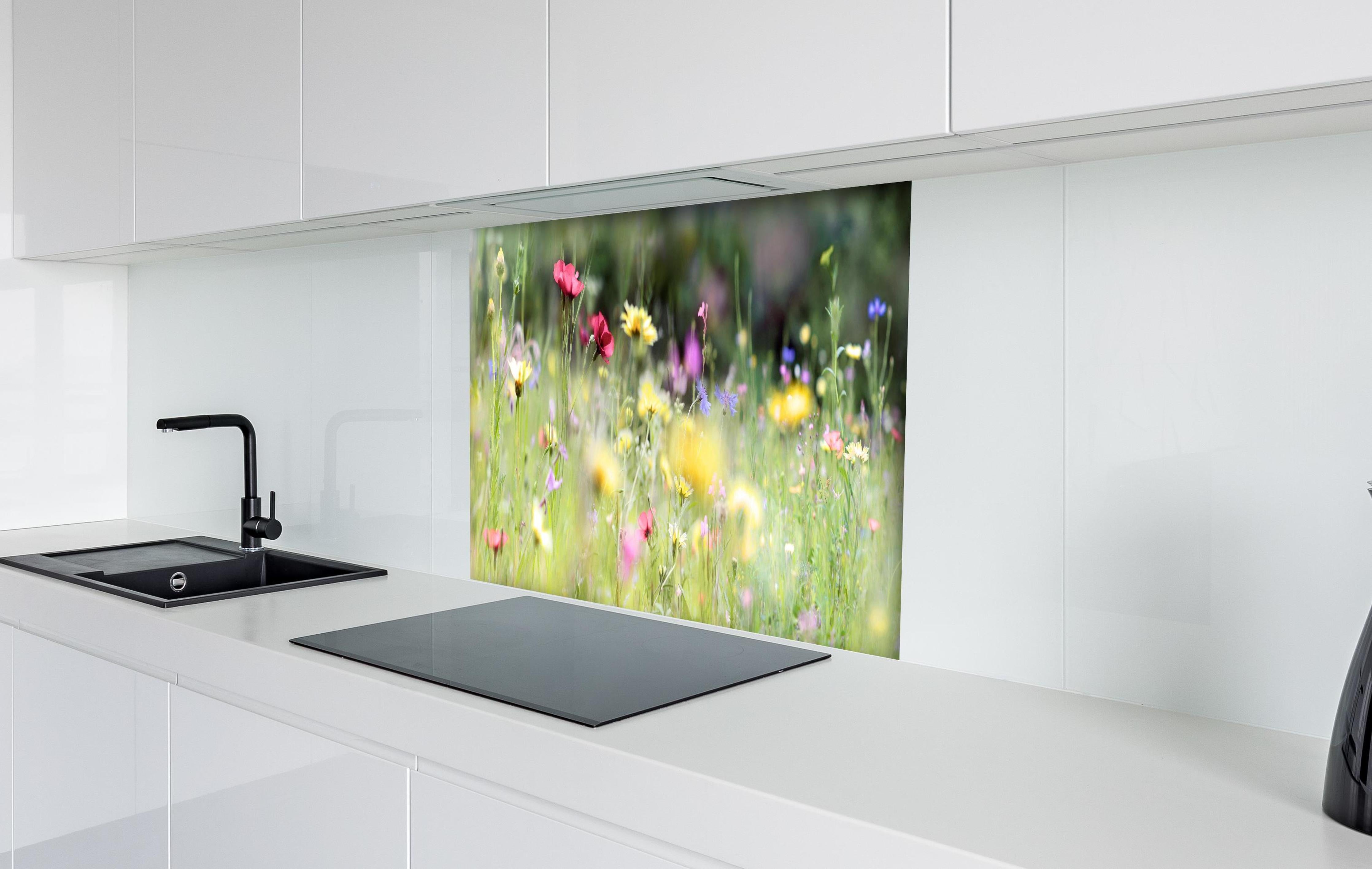 Spritzschutz - Schöne Wildblumenwiese hinter einem Cerankochfeld zwischen Holz-Kochutensilien
