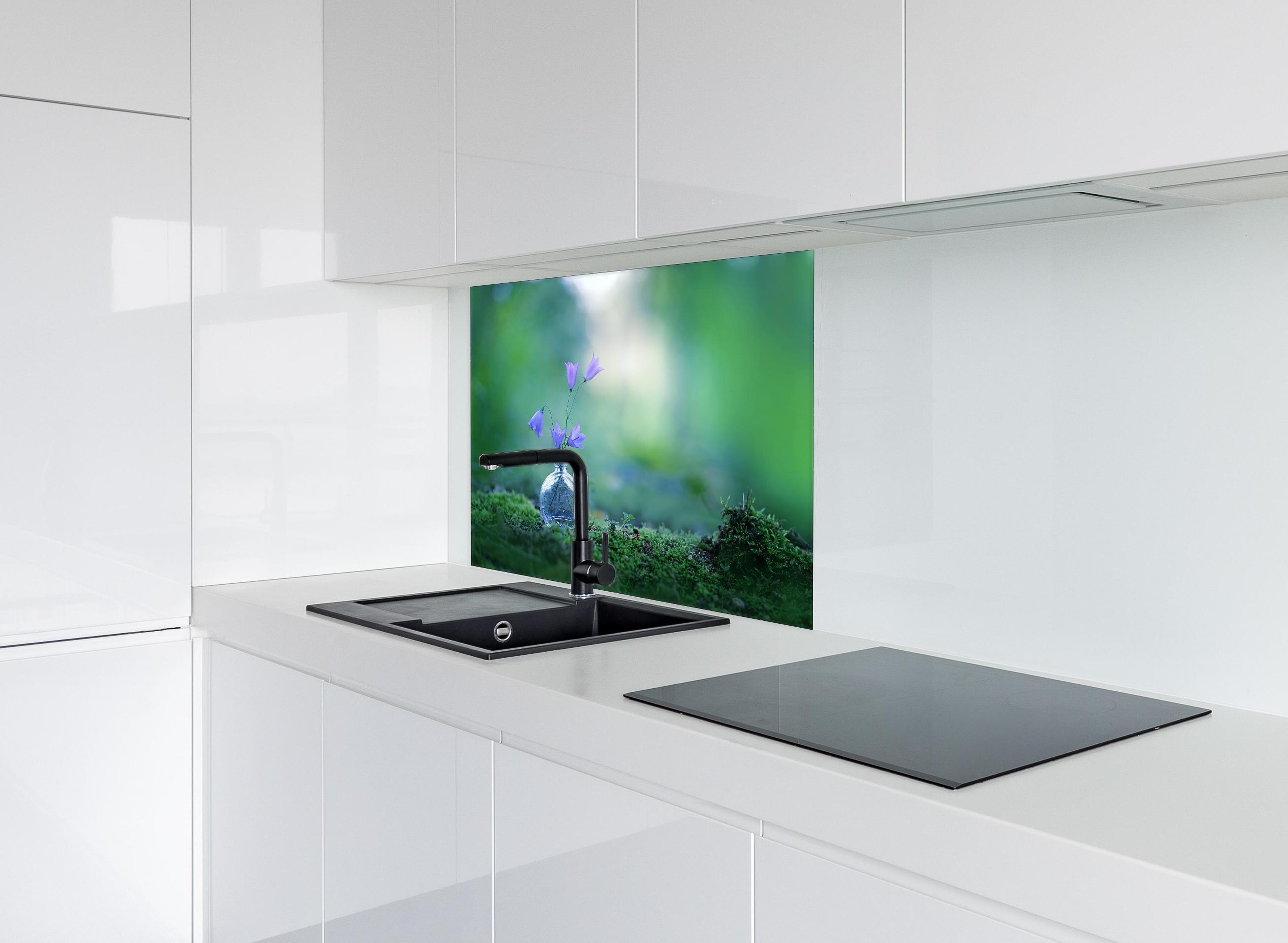 Spritzschutz - Schöne campanula Blumen hinter einem Cerankochfeld zwischen Holz-Kochutensilien
