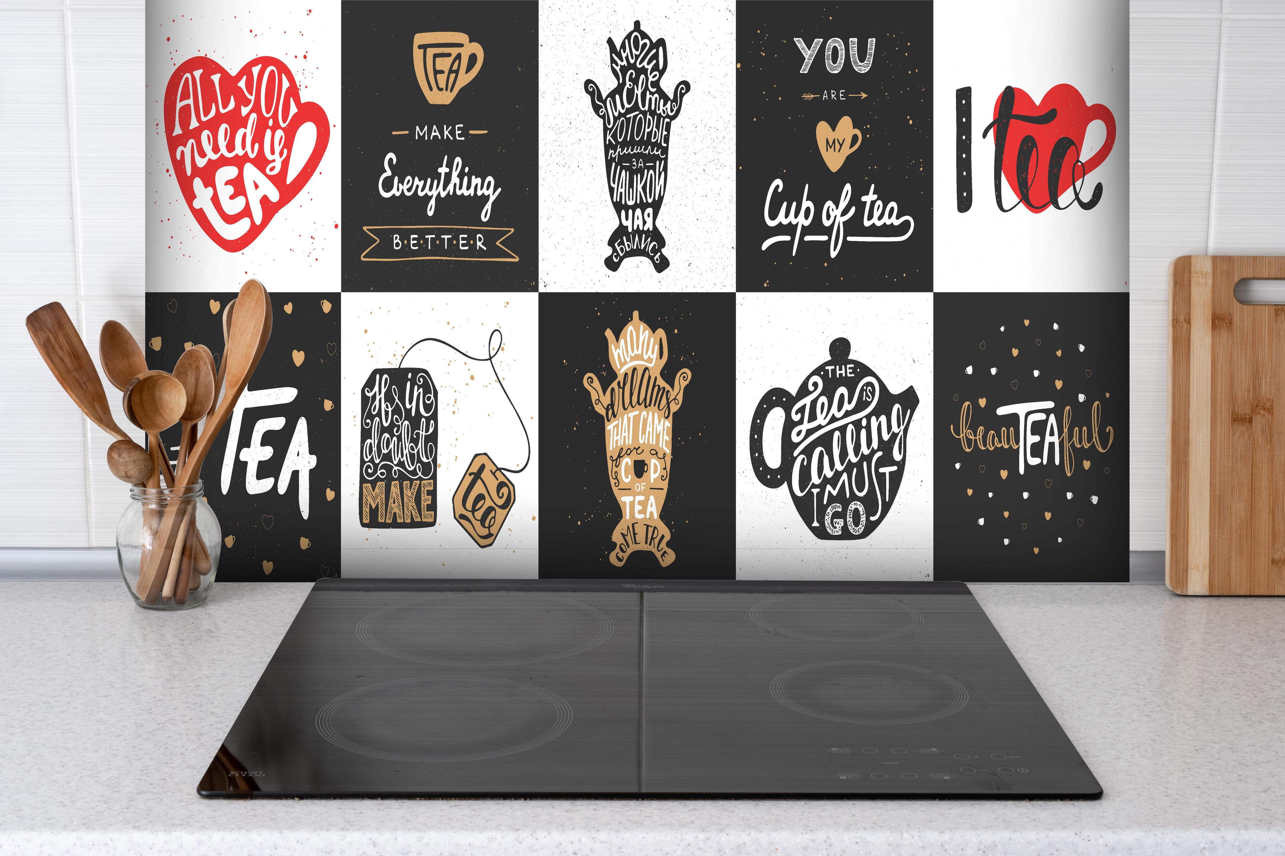 Spritzschutz - Schriftzug Sammlung für Tee Enthusiasten hinter einem Cerankochfeld zwischen Holz-Kochutensilien
