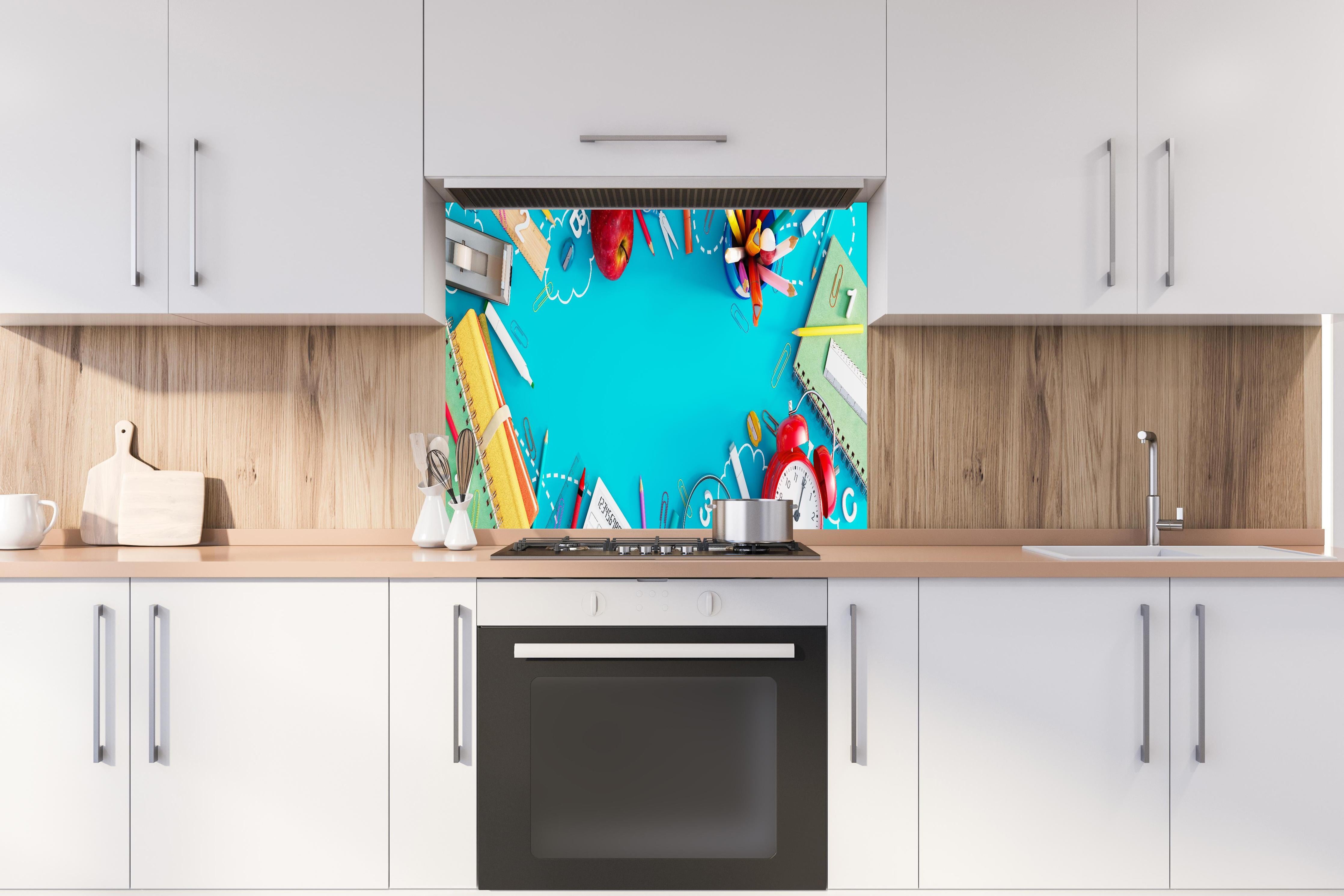 Spritzschutz - Schulbedarf Türkis Hintergrund Design hinter einem Cerankochfeld zwischen Holz-Kochutensilien
