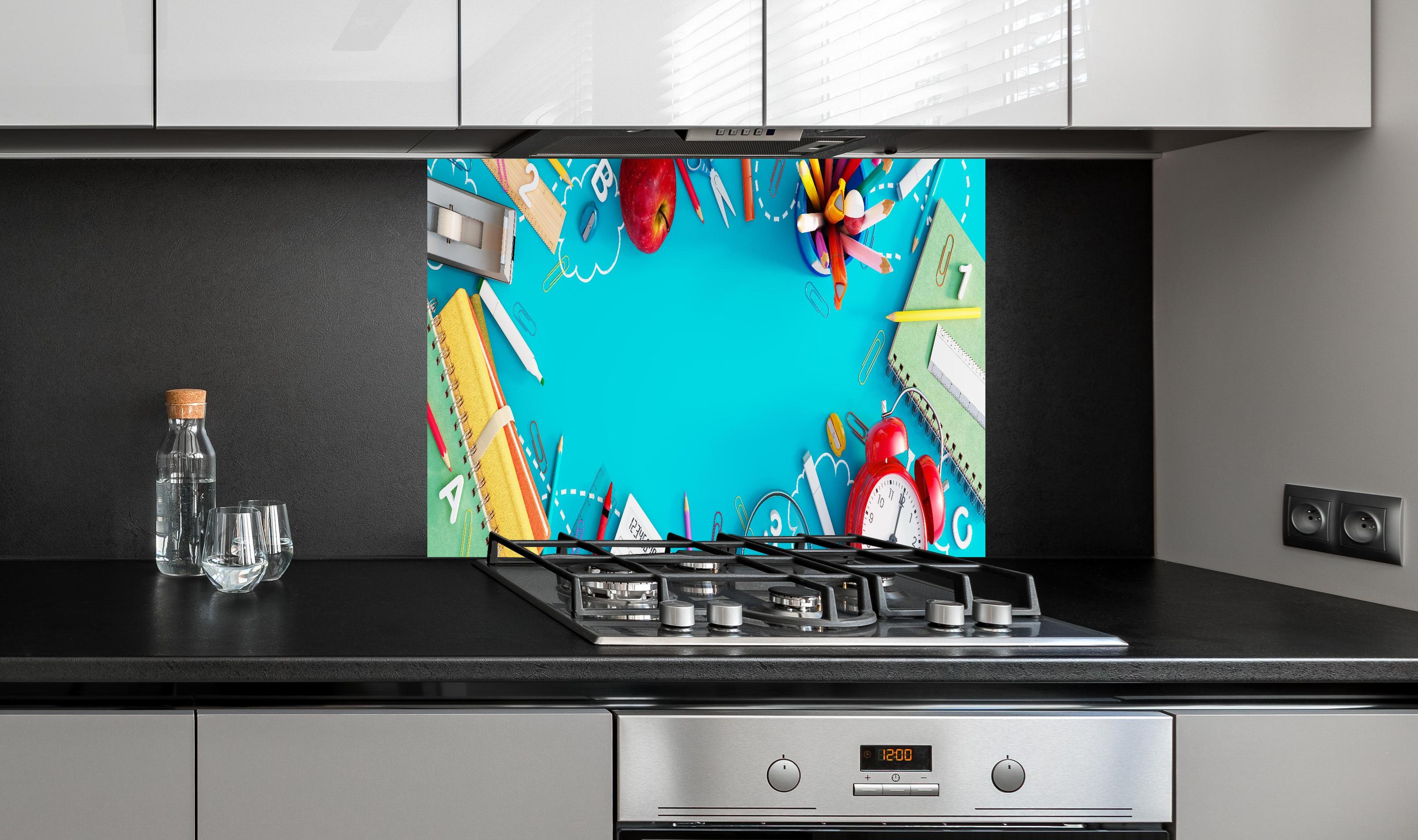 Spritzschutz - Schulbedarf Türkis Hintergrund Design hinter einem Cerankochfeld zwischen Holz-Kochutensilien
