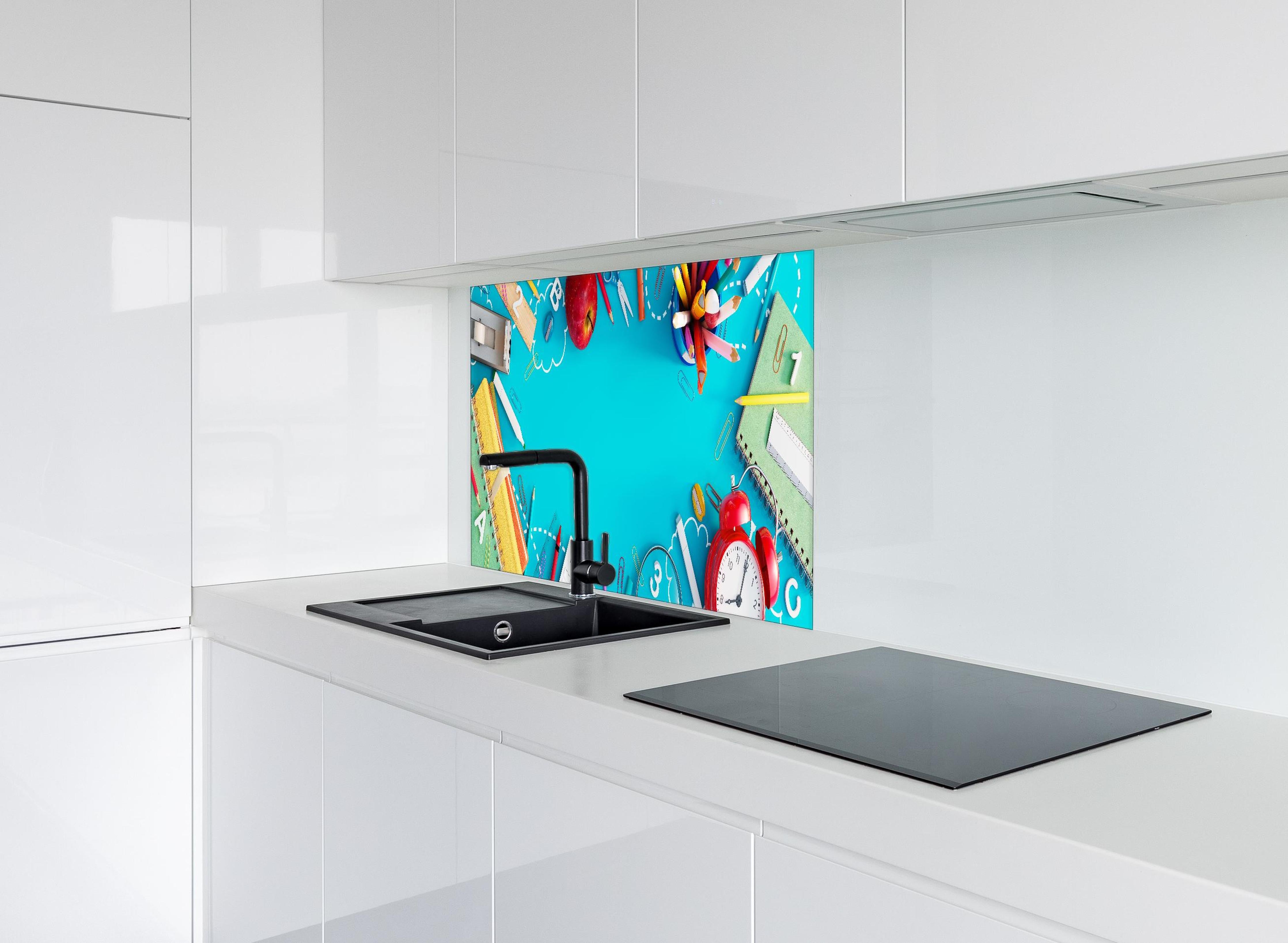 Spritzschutz - Schulbedarf Türkis Hintergrund Design hinter einem Cerankochfeld zwischen Holz-Kochutensilien
