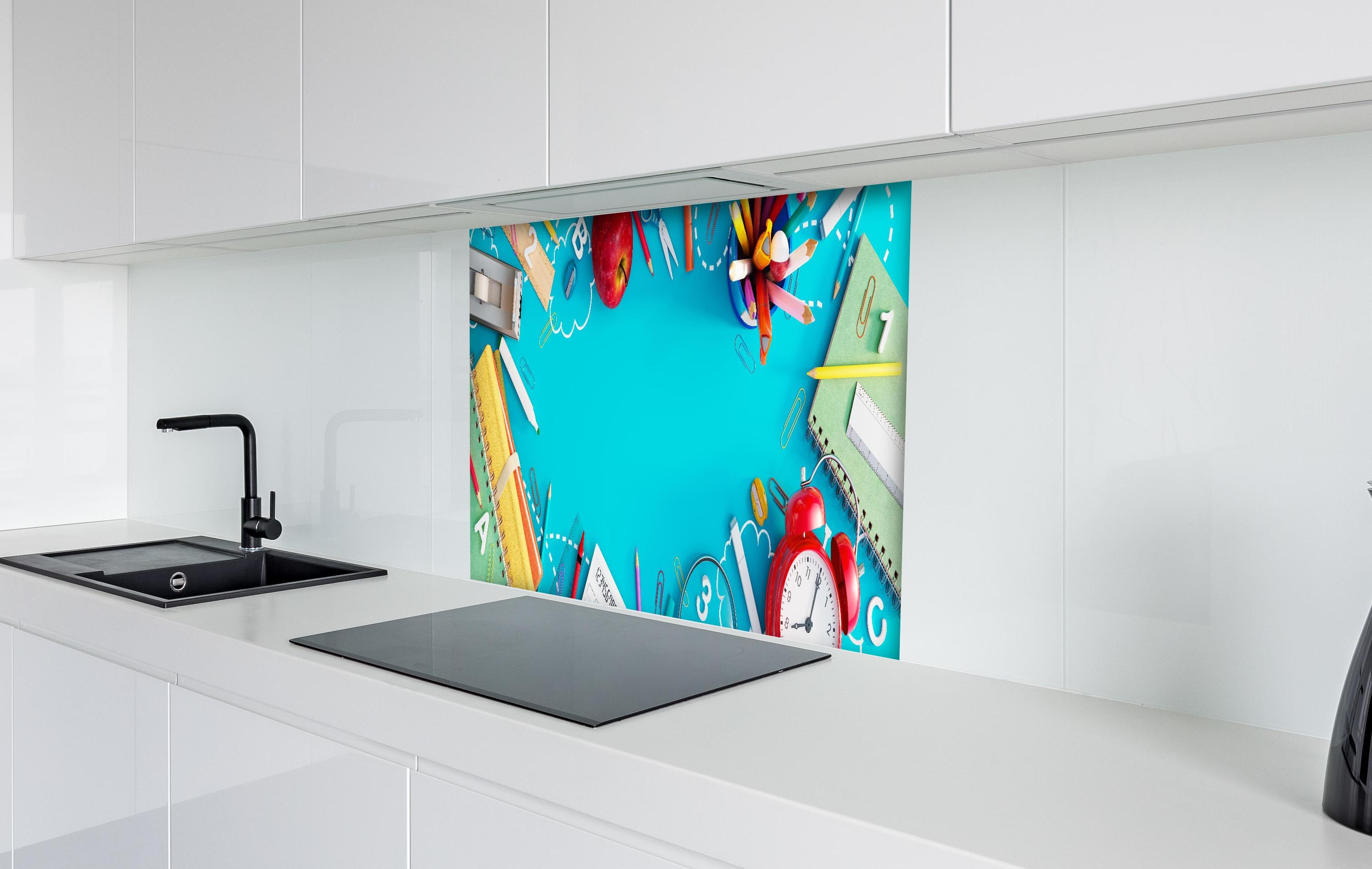 Spritzschutz - Schulbedarf Türkis Hintergrund Design hinter einem Cerankochfeld zwischen Holz-Kochutensilien
