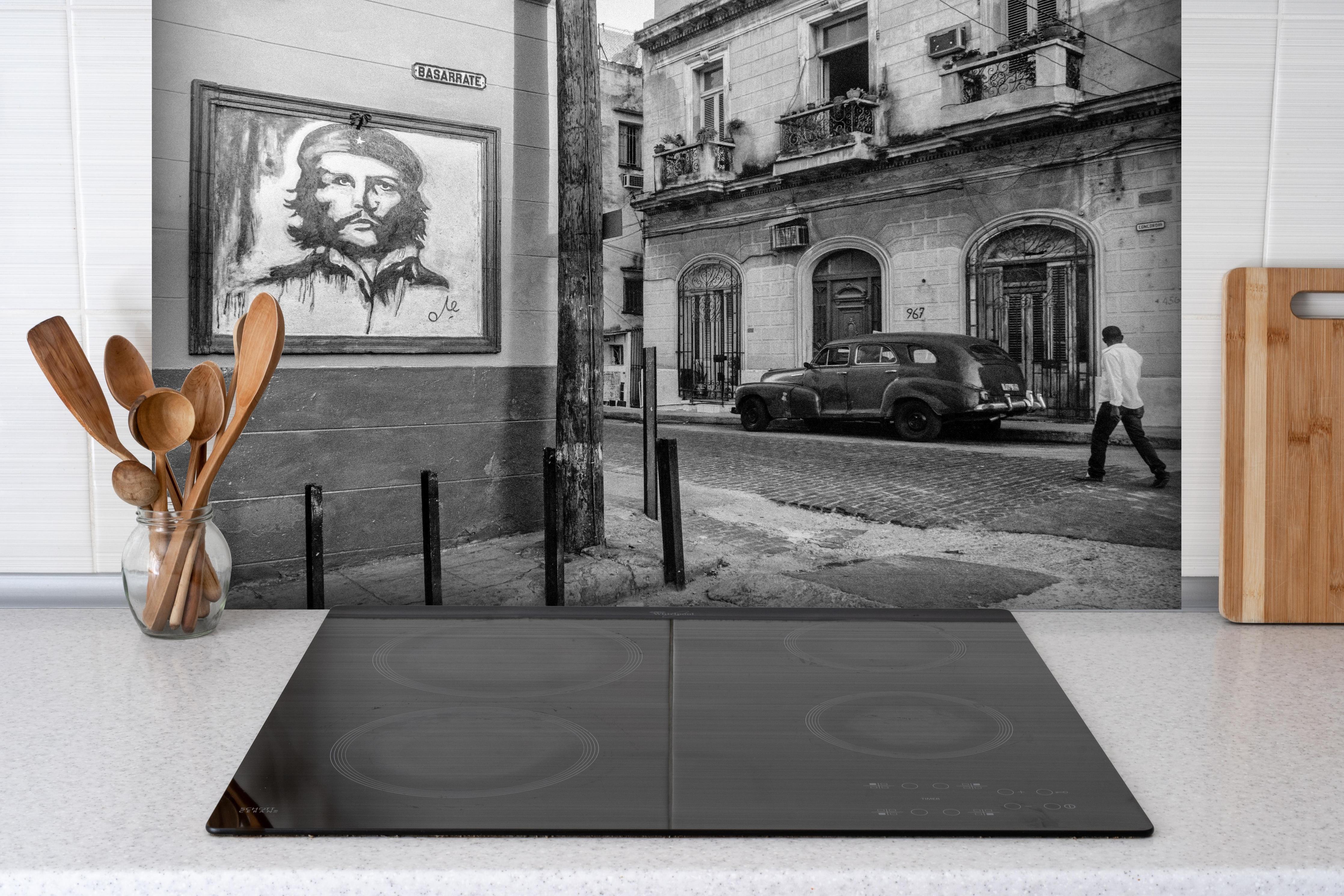 Spritzschutz - Schwarz - weißes Stadtbild hinter einem Cerankochfeld zwischen Holz-Kochutensilien
