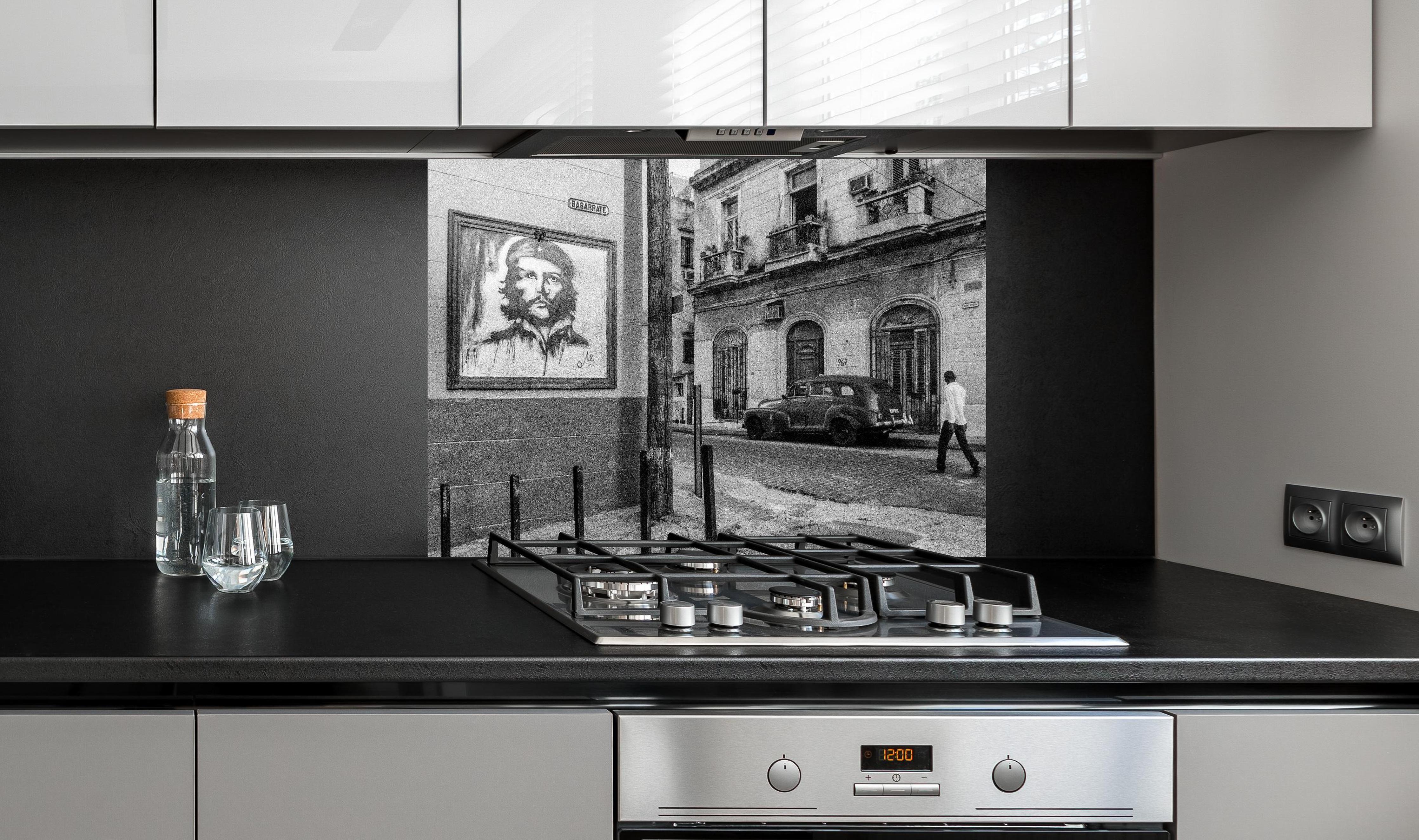 Spritzschutz - Schwarz - weißes Stadtbild hinter einem Cerankochfeld zwischen Holz-Kochutensilien
