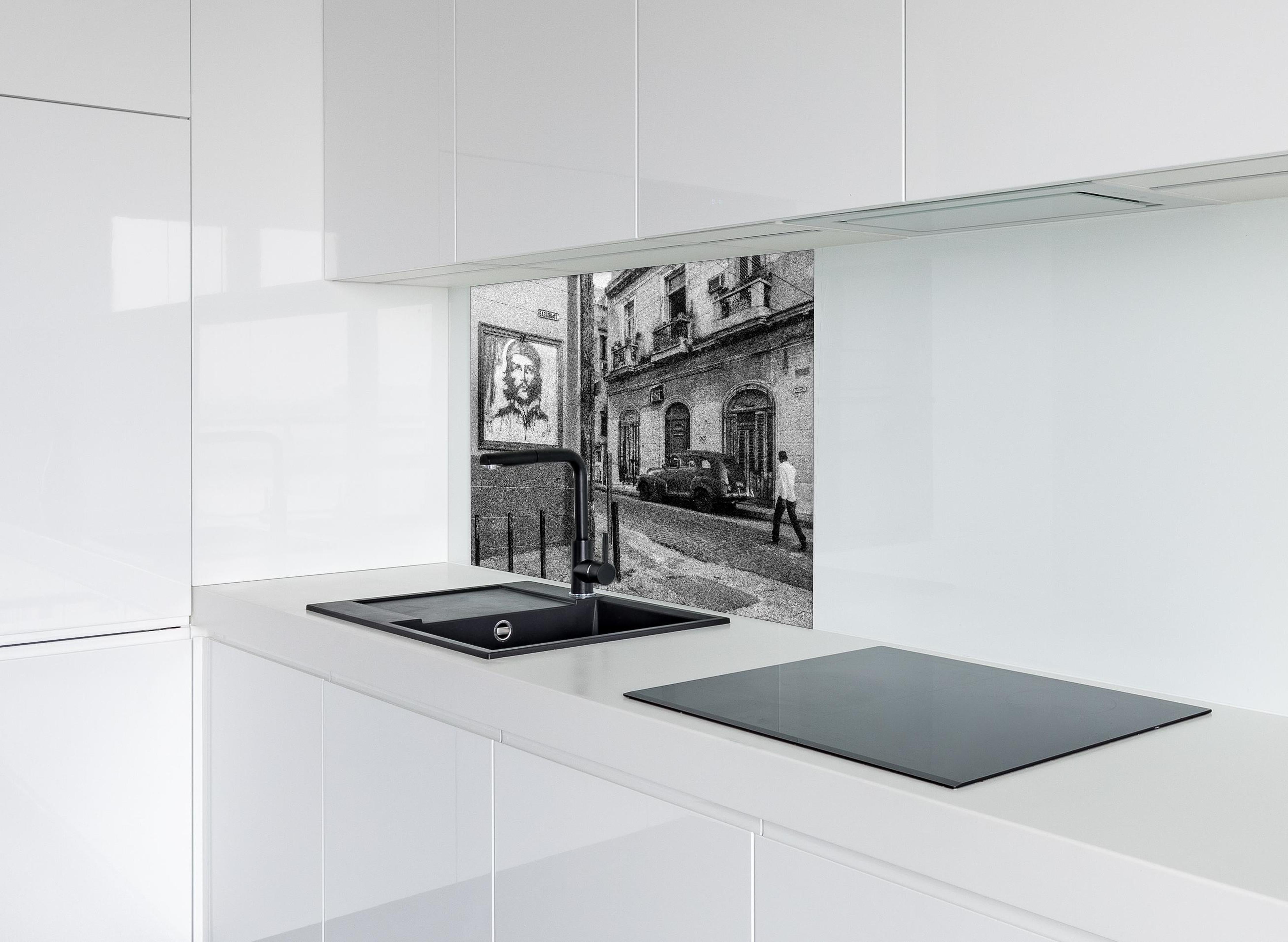 Spritzschutz - Schwarz - weißes Stadtbild hinter einem Cerankochfeld zwischen Holz-Kochutensilien
