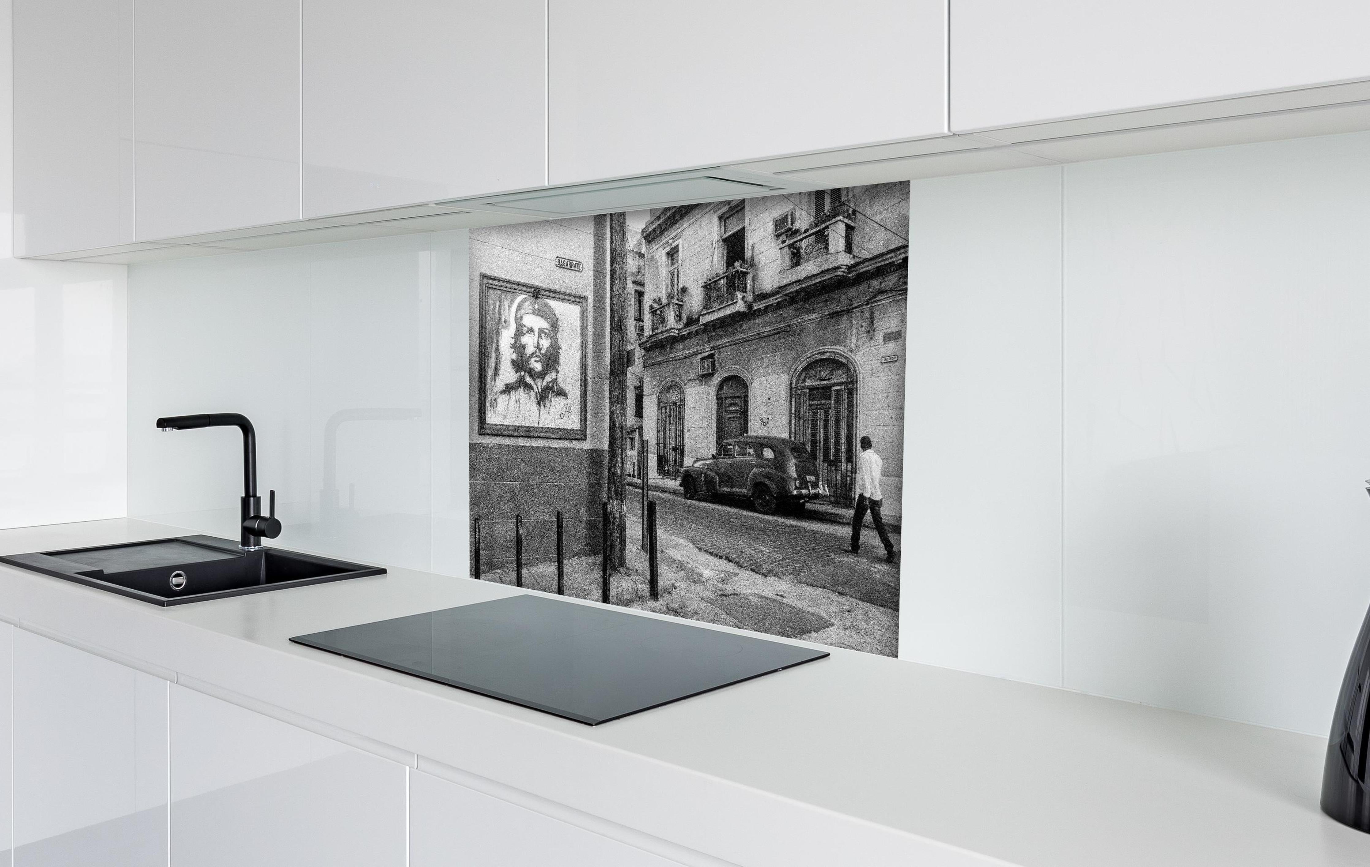 Spritzschutz - Schwarz - weißes Stadtbild hinter einem Cerankochfeld zwischen Holz-Kochutensilien
