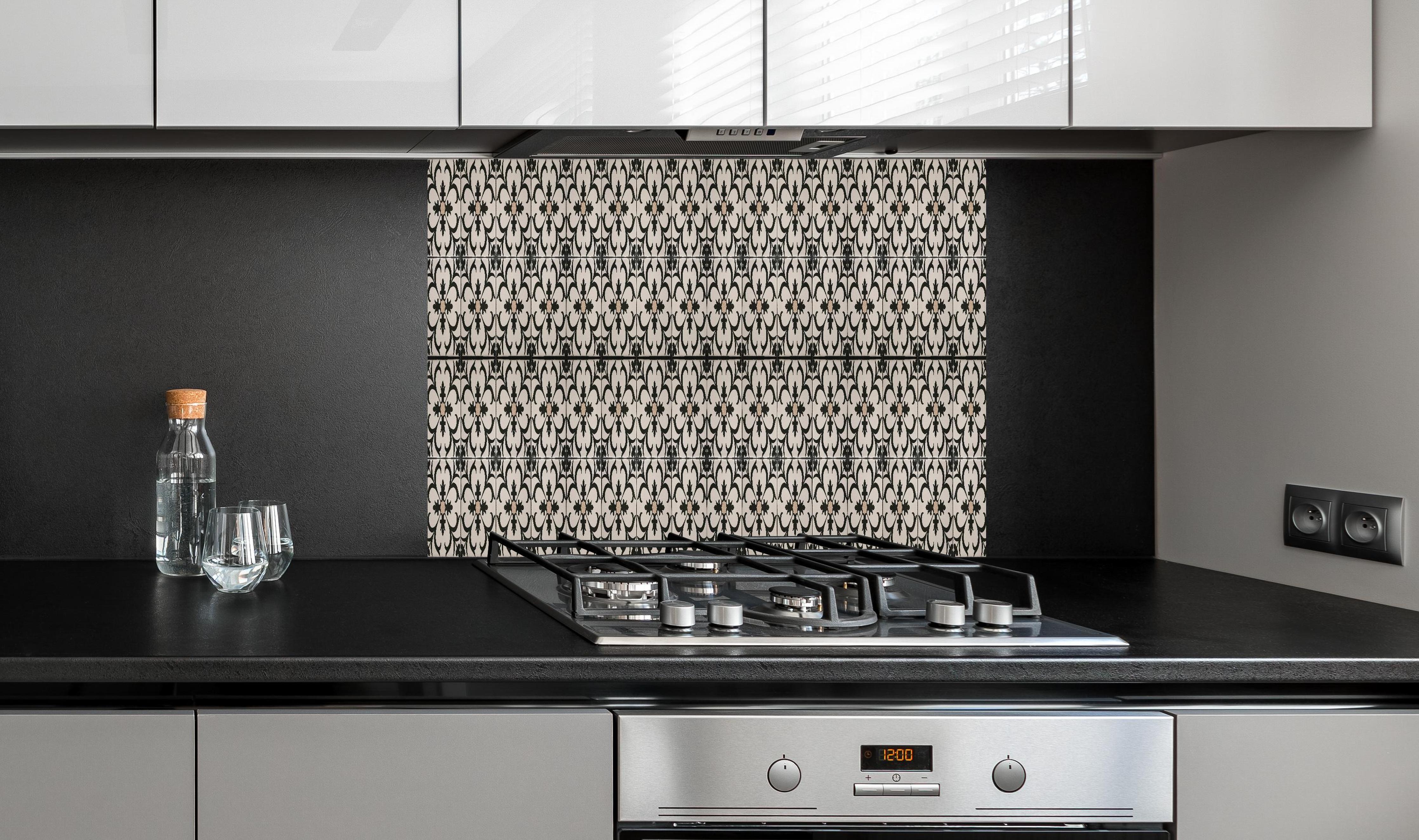 Spritzschutz - Schwarz Braun Vintage Mosaik hinter einem Cerankochfeld zwischen Holz-Kochutensilien
