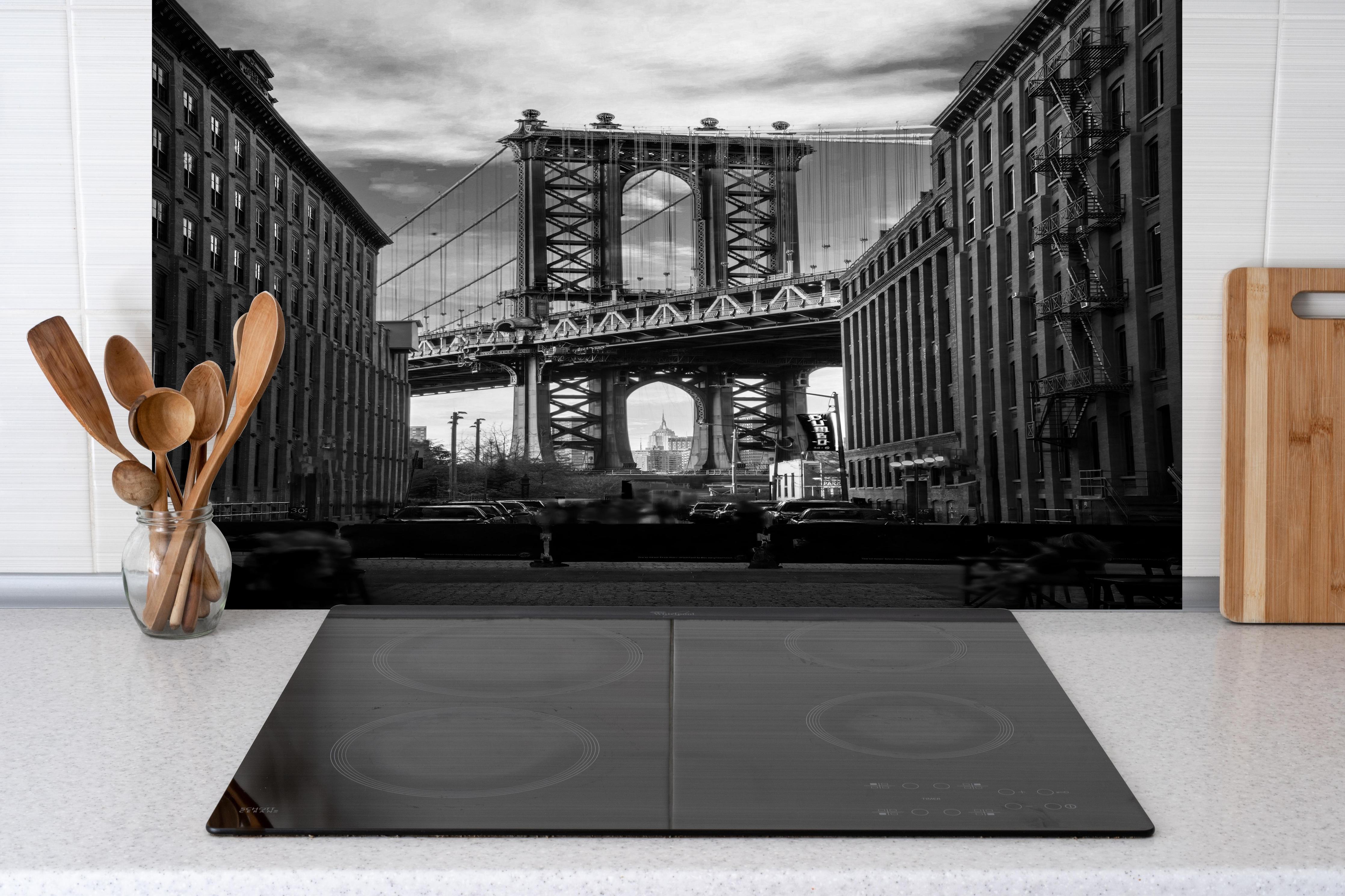 Spritzschutz - Schwarz-Weiß Manhattan Bridge Foto hinter einem Cerankochfeld zwischen Holz-Kochutensilien
