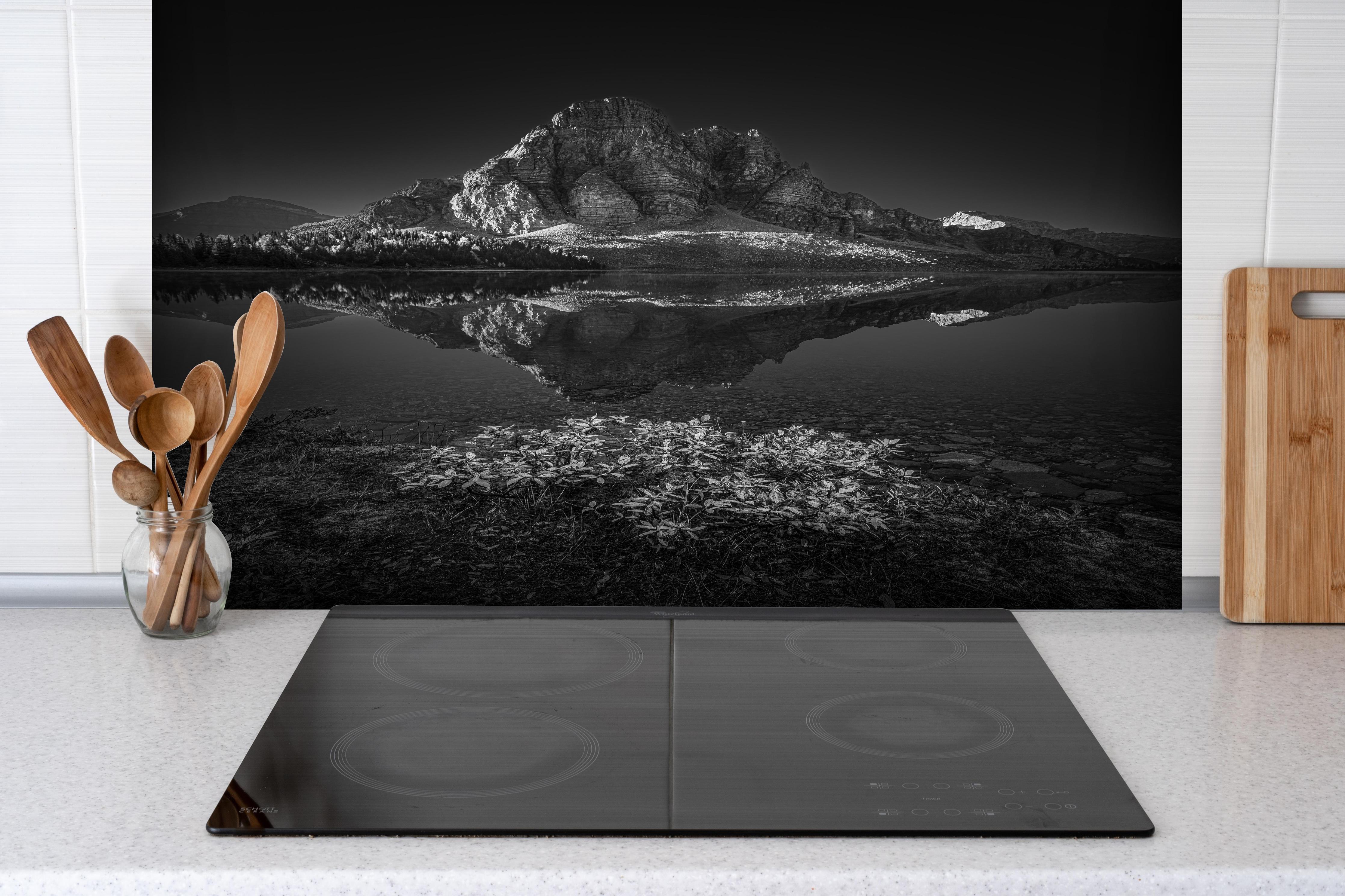 Spritzschutz - Schwarz-Weiß Reflective Mountain Lake hinter einem Cerankochfeld zwischen Holz-Kochutensilien
