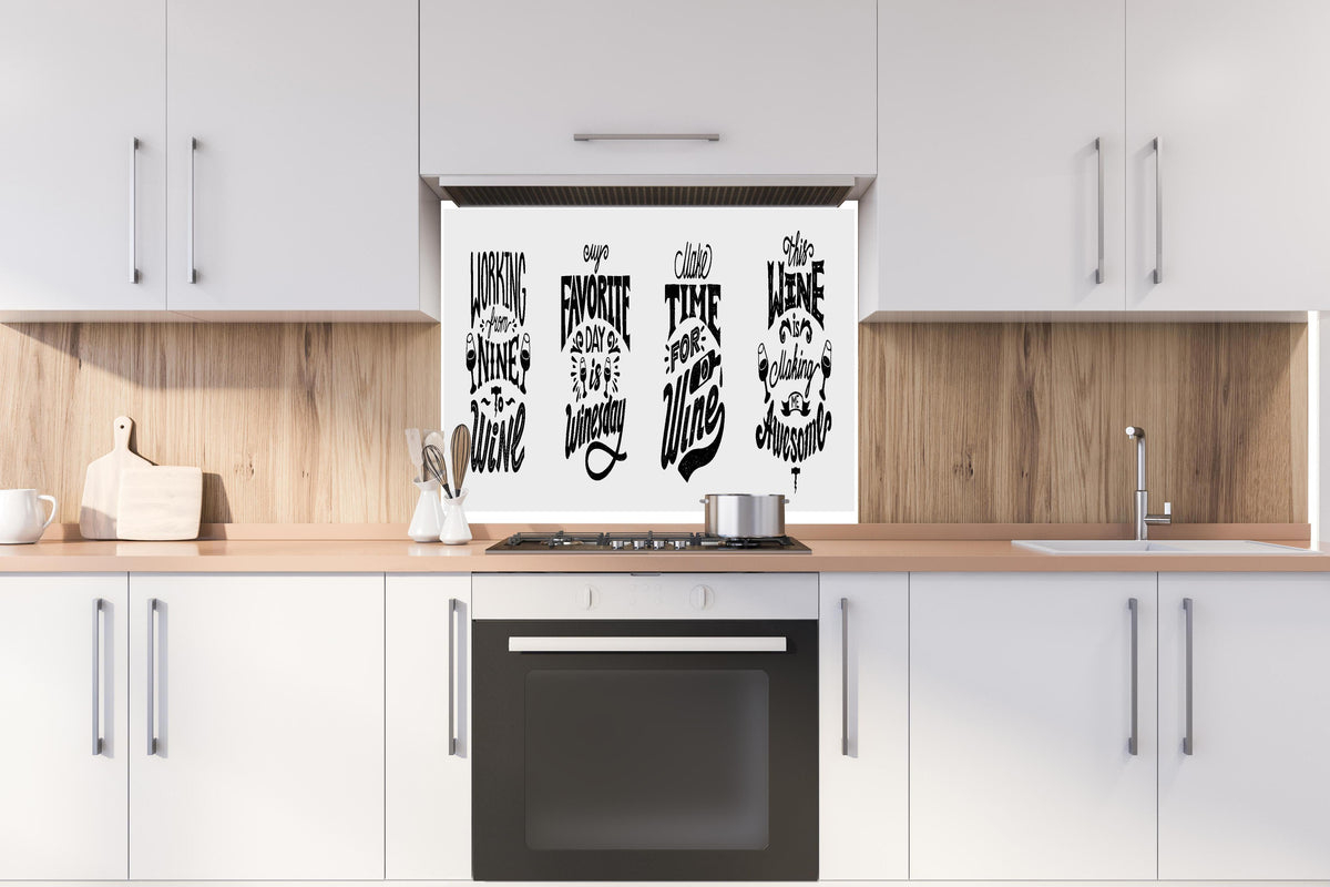 Spritzschutz - Schwarz-Weiß Wein Zitate Wandkunst Set hinter einem Cerankochfeld zwischen Holz-Kochutensilien
