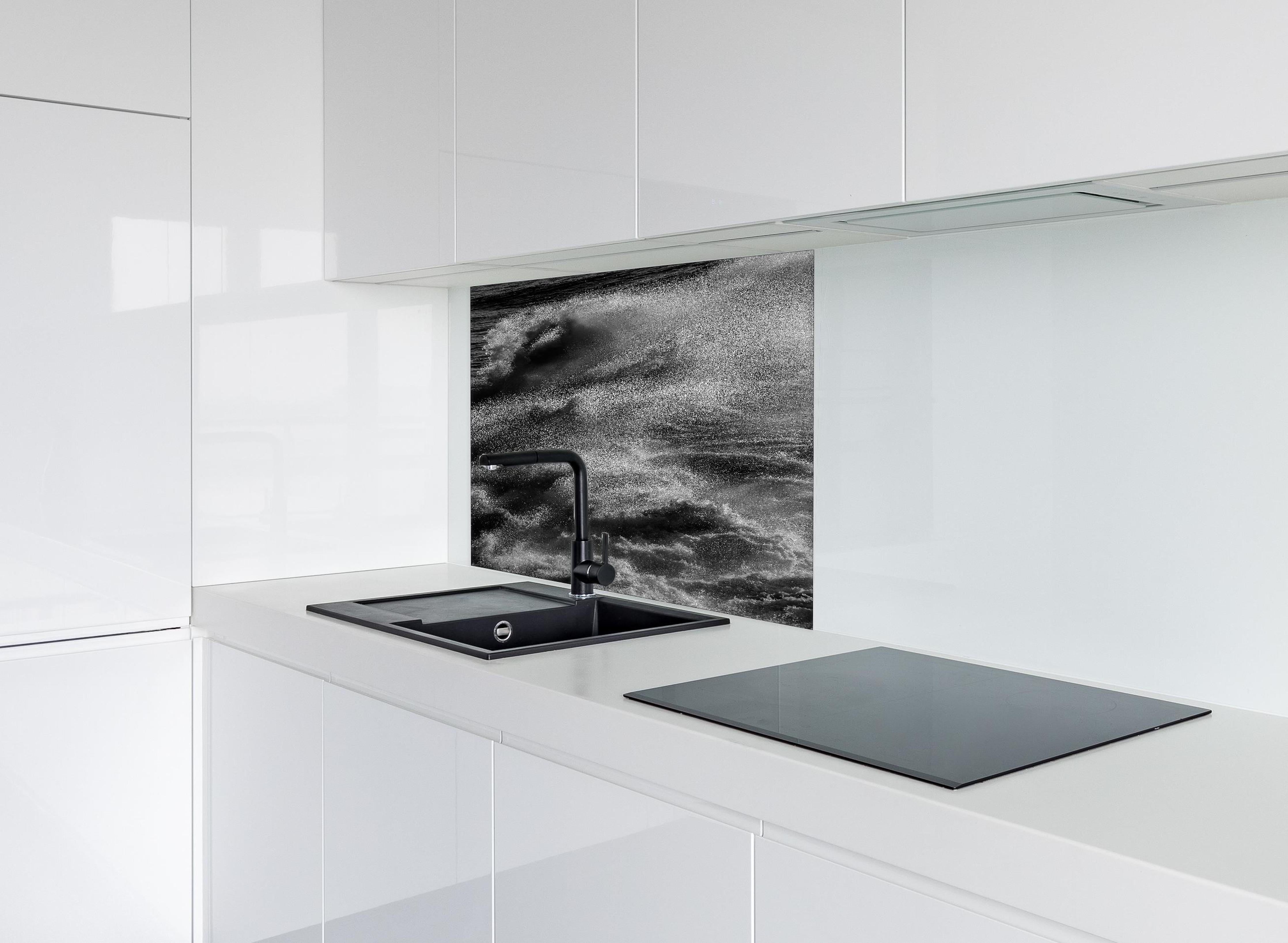 Spritzschutz - Schwarz-Weiße Ozeanwellen-Abstraktion hinter einem Cerankochfeld zwischen Holz-Kochutensilien
