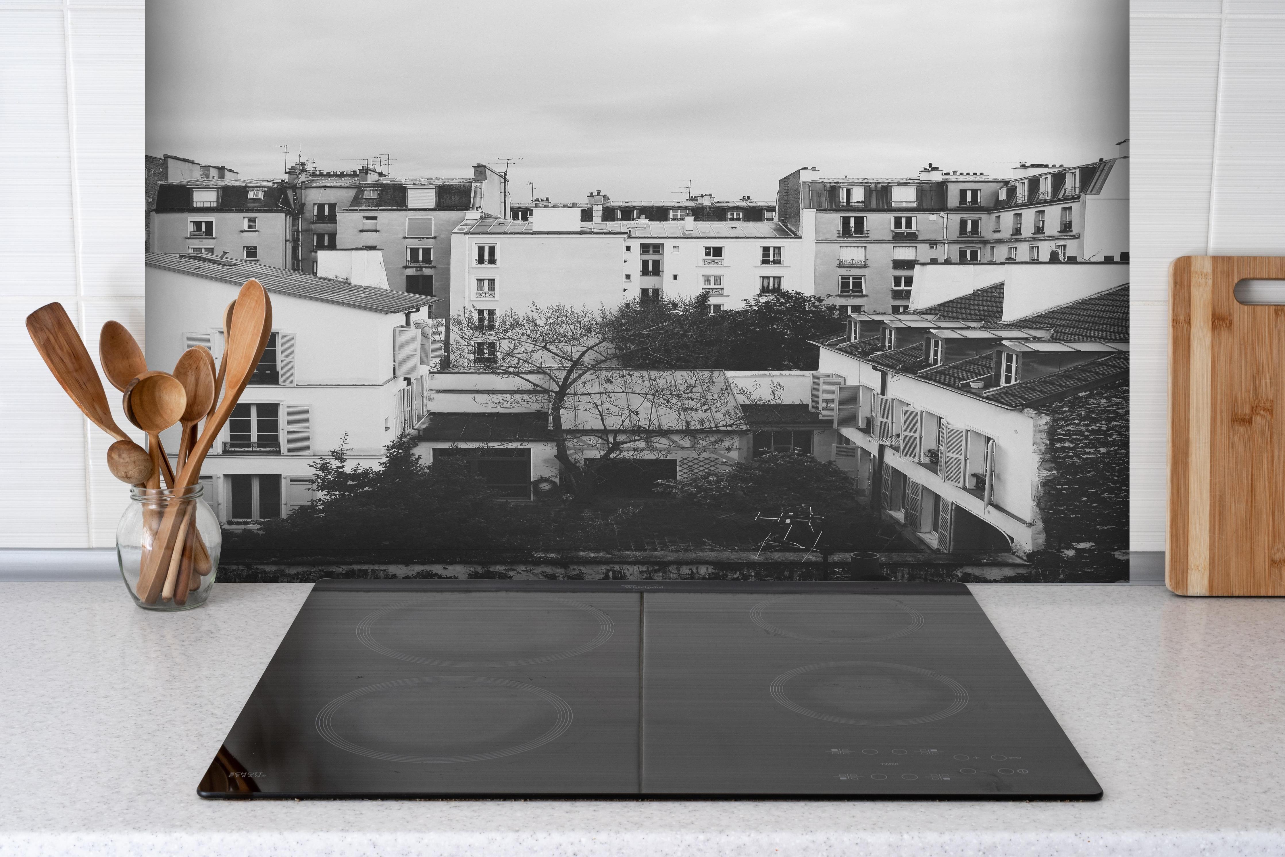 Spritzschutz - Schwarz-Weißes Stadtbild Paris, Architektur hinter einem Cerankochfeld zwischen Holz-Kochutensilien
