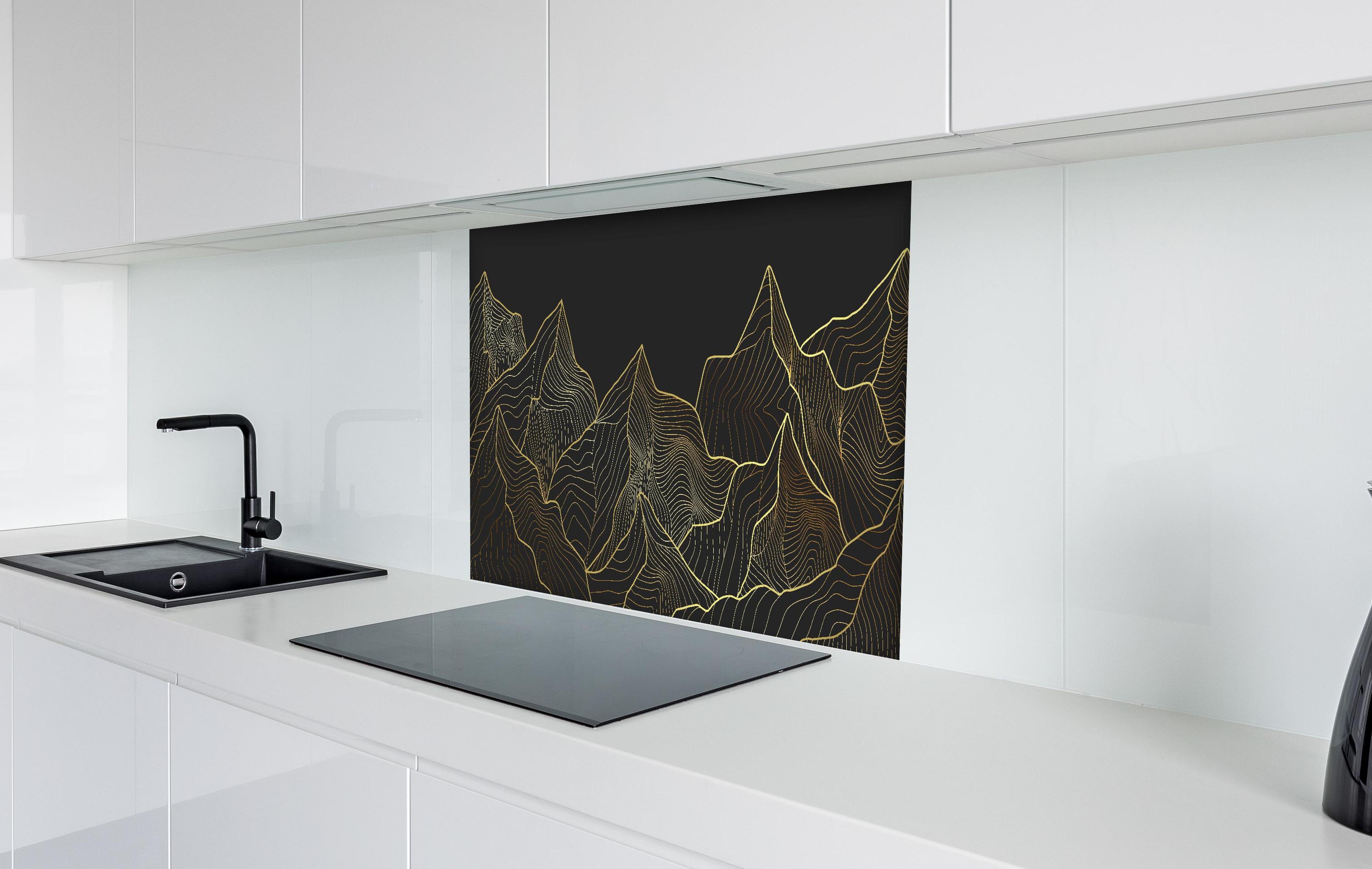 Spritzschutz - Schwarze Berge mit goldener Linienkunst hinter einem Cerankochfeld zwischen Holz-Kochutensilien
