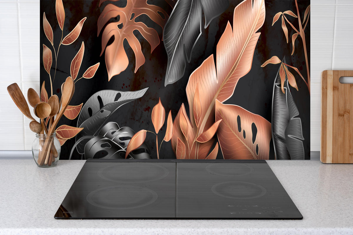 Spritzschutz - Schwarzer Dekor mit Kupfer Blumenmuster hinter einem Cerankochfeld zwischen Holz-Kochutensilien
