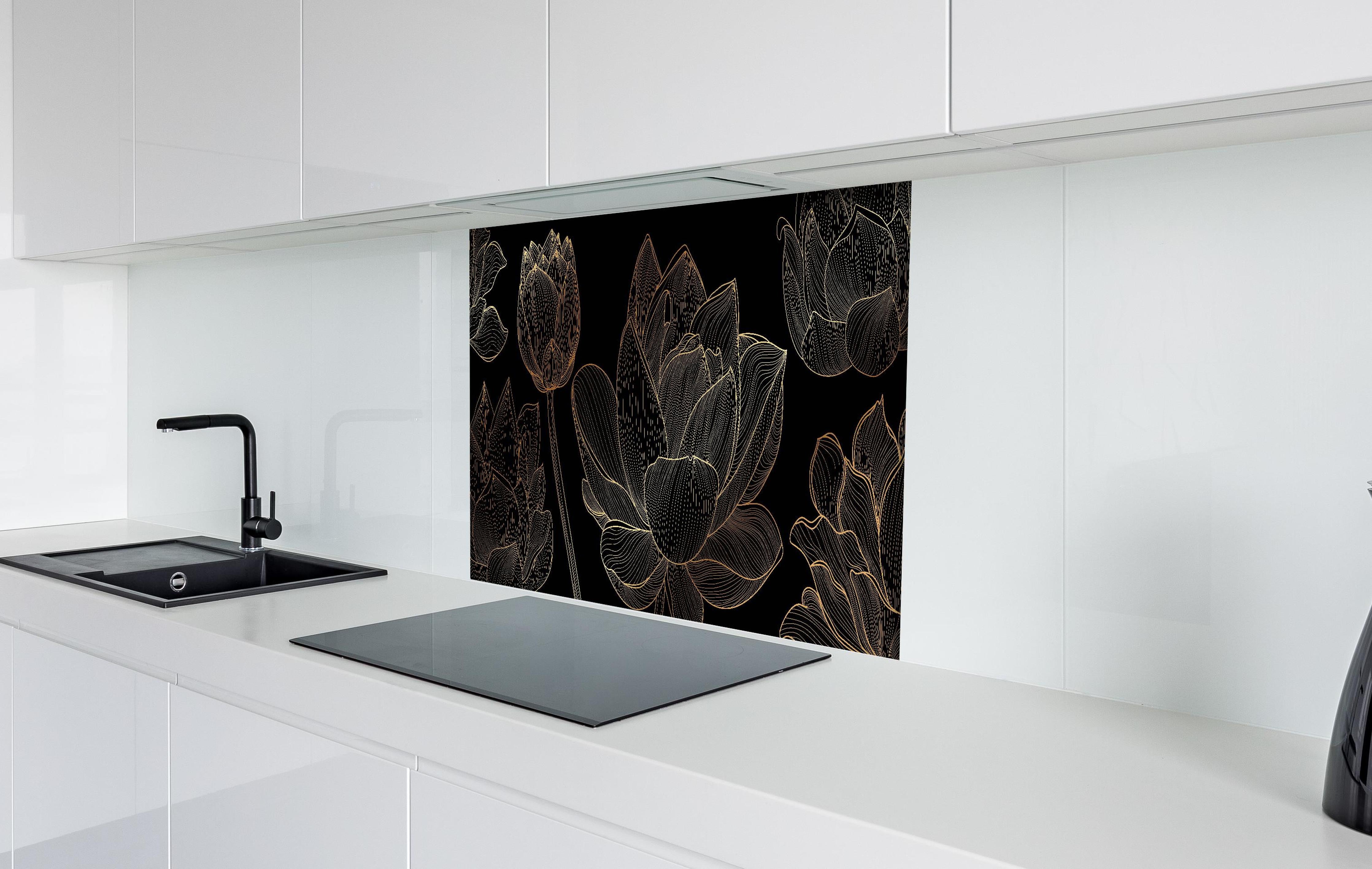 Spritzschutz - Schwarzer Hintergrund Blumen Goldlinien Kunst hinter einem Cerankochfeld zwischen Holz-Kochutensilien
