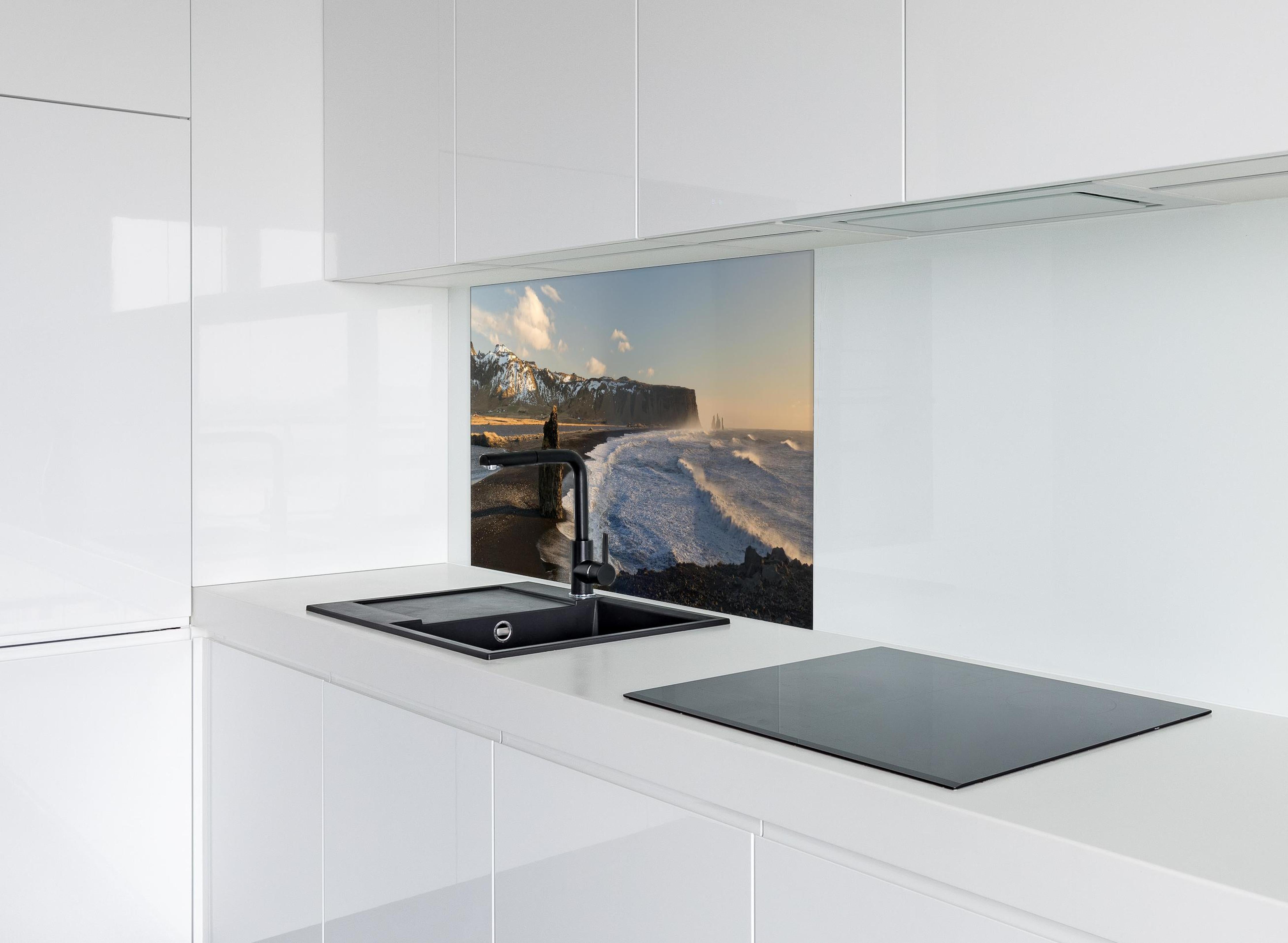 Spritzschutz - Schwarzer Strand von Dyrholaey hinter einem Cerankochfeld zwischen Holz-Kochutensilien
