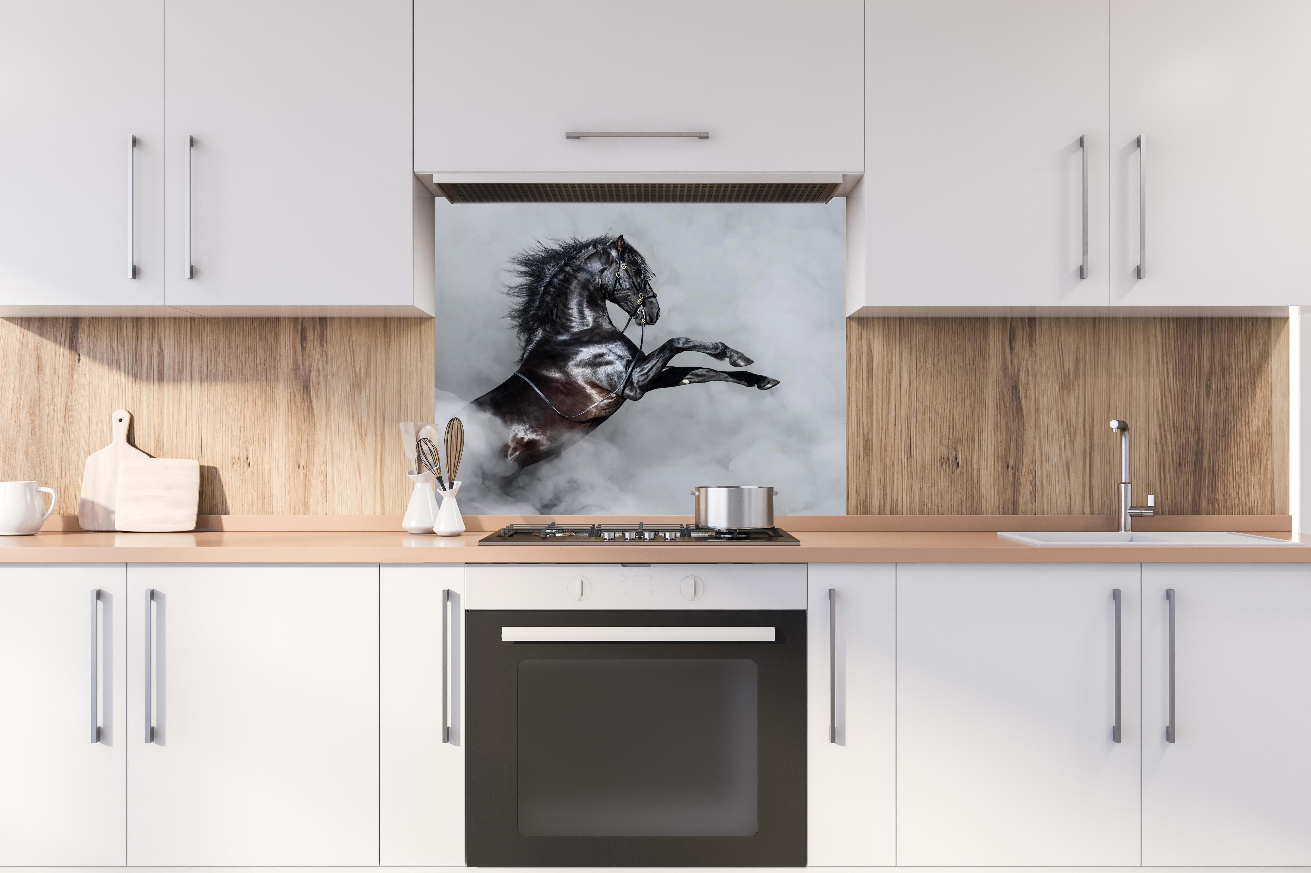 Spritzschutz - Schwarzes Andalusier Pferd im Nebel hinter einem Cerankochfeld zwischen Holz-Kochutensilien
