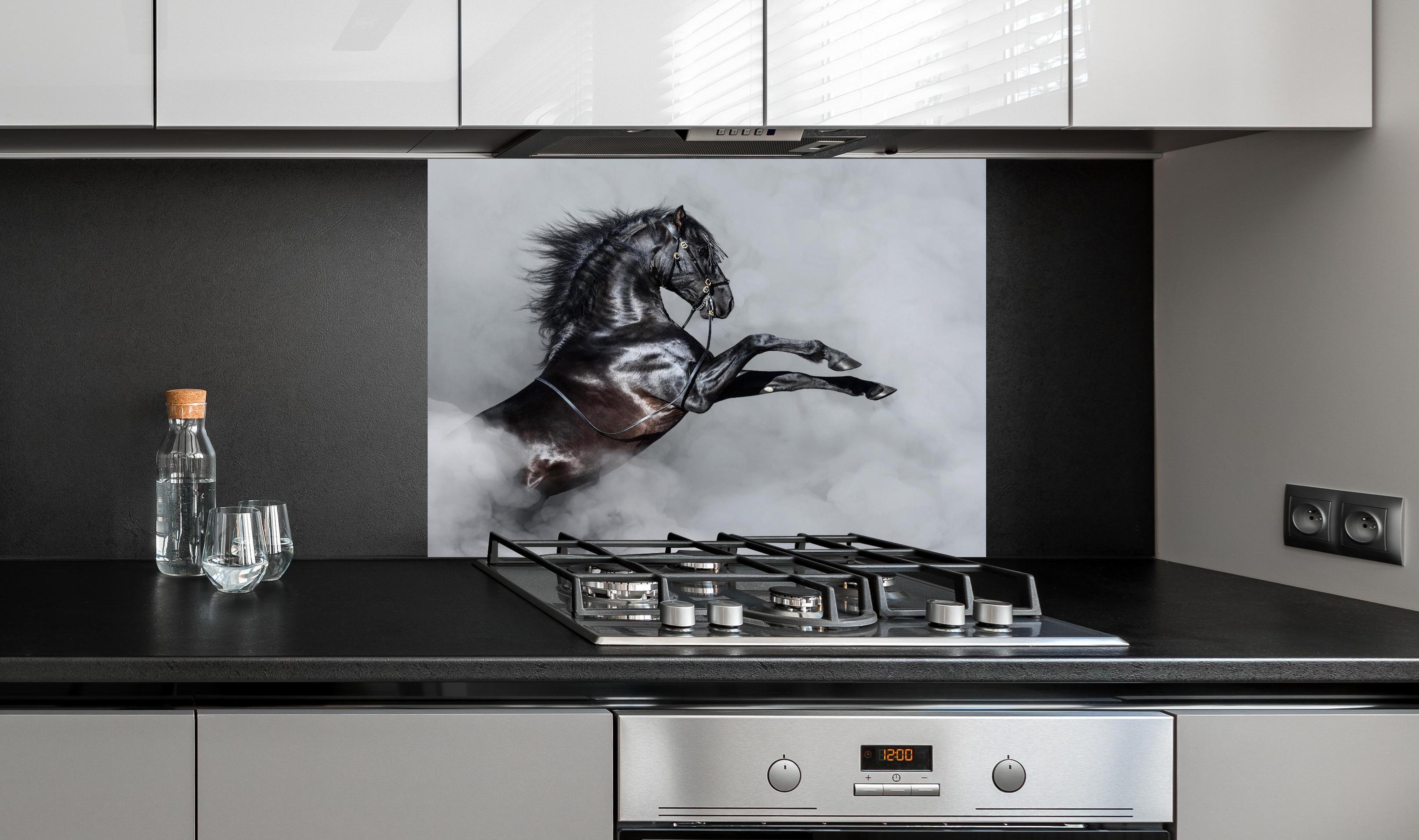 Spritzschutz - Schwarzes Andalusier Pferd im Nebel hinter einem Cerankochfeld zwischen Holz-Kochutensilien
