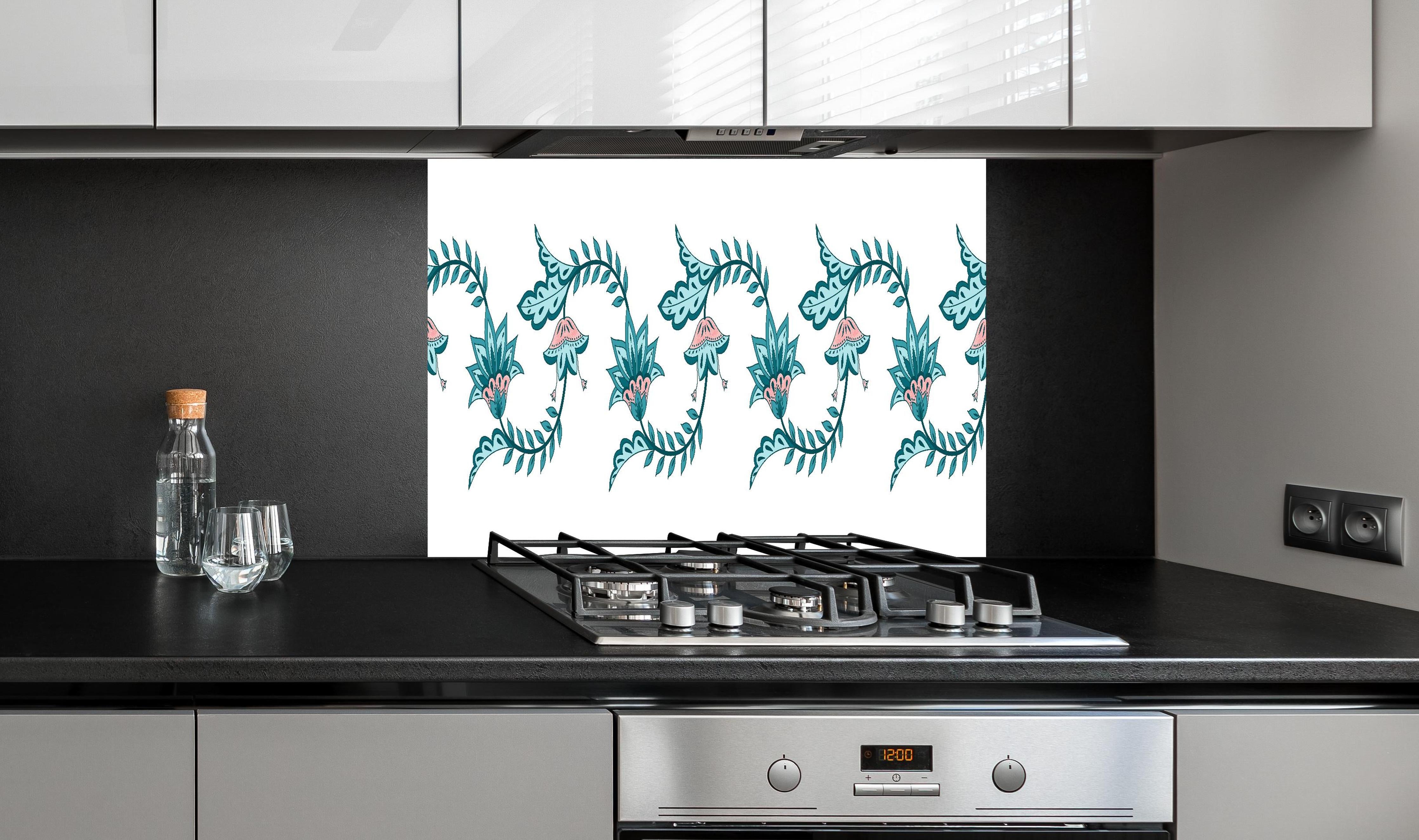 Spritzschutz - Seamless Flower Batik Paisley Border hinter einem Cerankochfeld zwischen Holz-Kochutensilien
