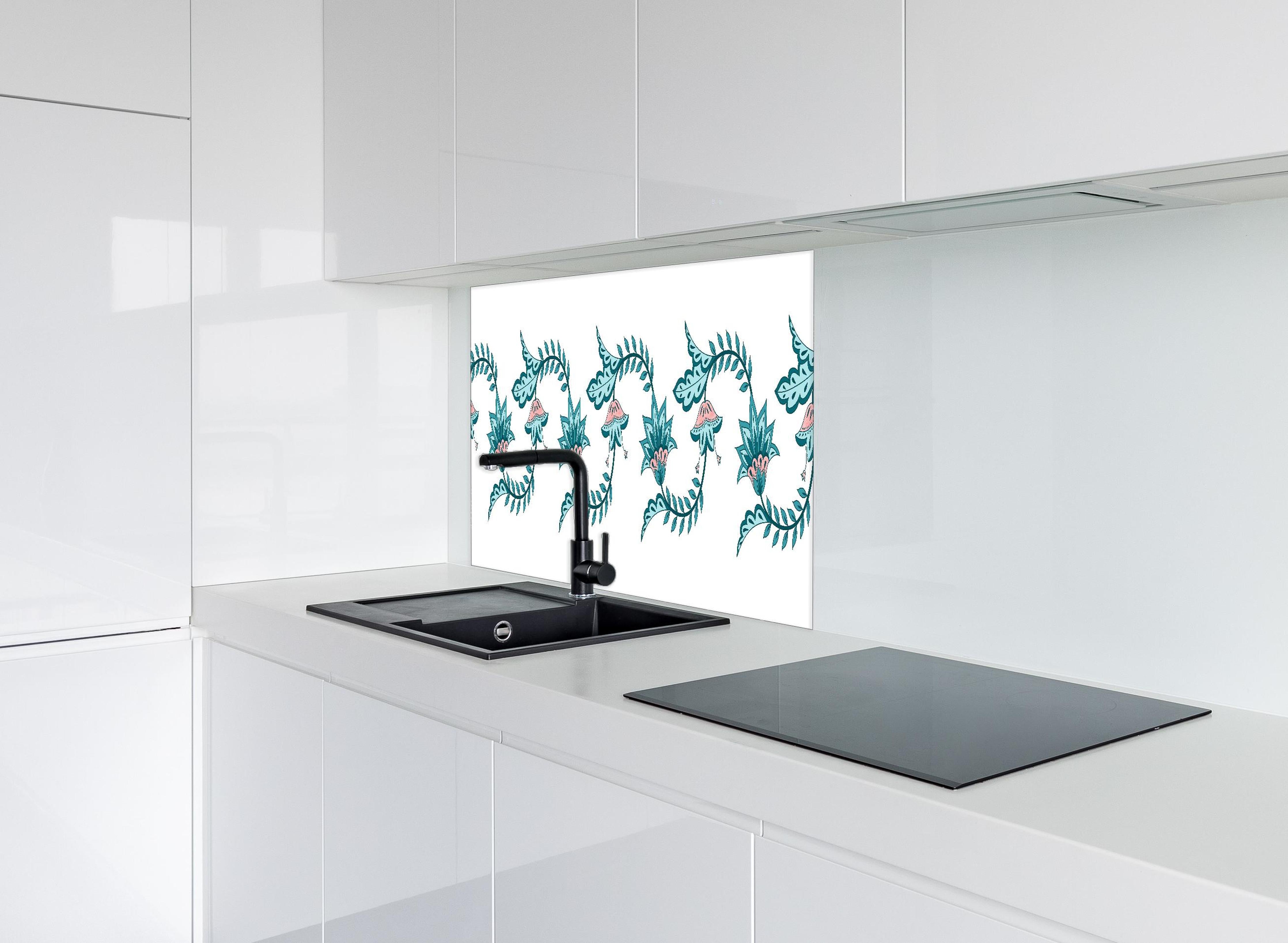 Spritzschutz - Seamless Flower Batik Paisley Border hinter einem Cerankochfeld zwischen Holz-Kochutensilien
