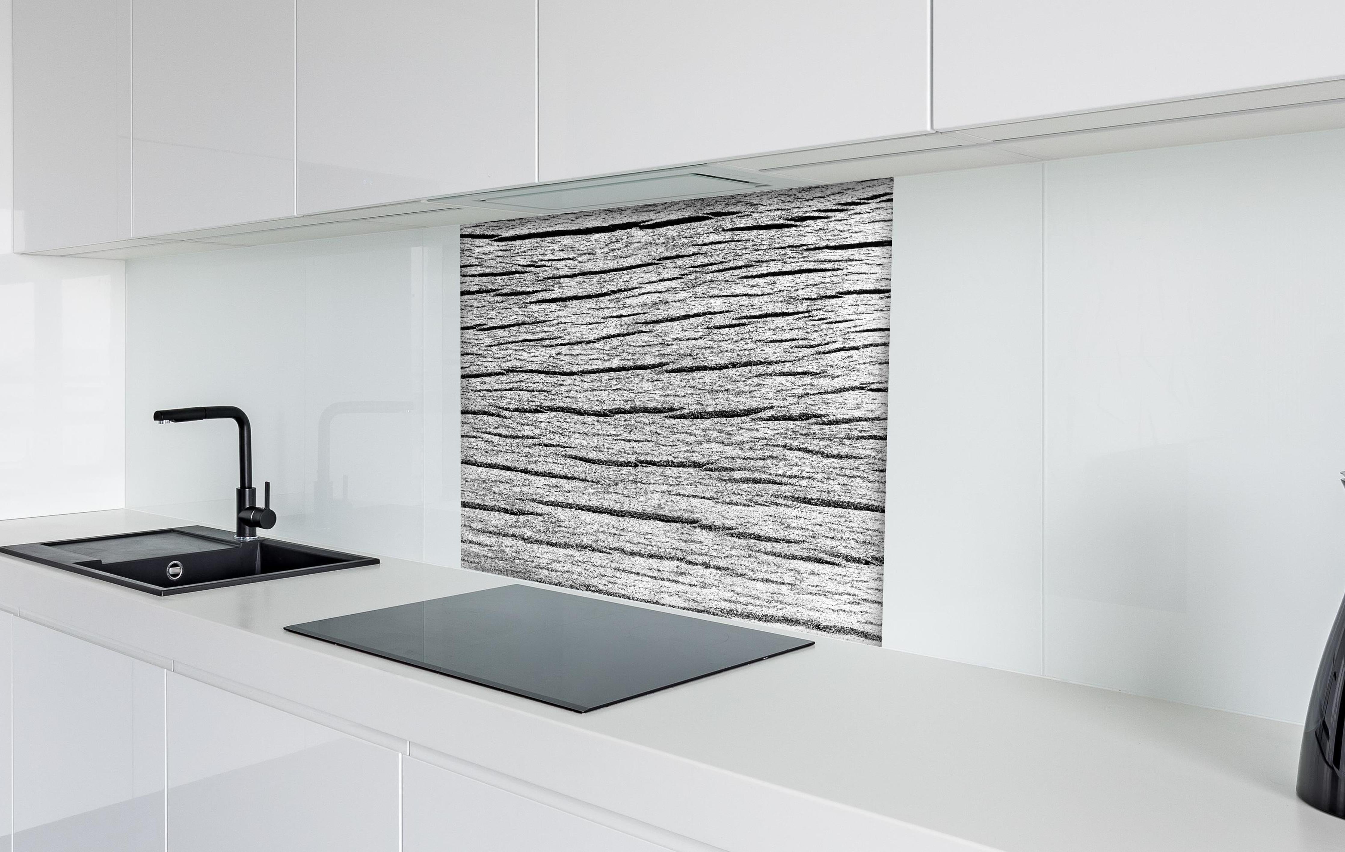 Spritzschutz - Seamless Panorama Weiße Holzstruktur hinter einem Cerankochfeld zwischen Holz-Kochutensilien
